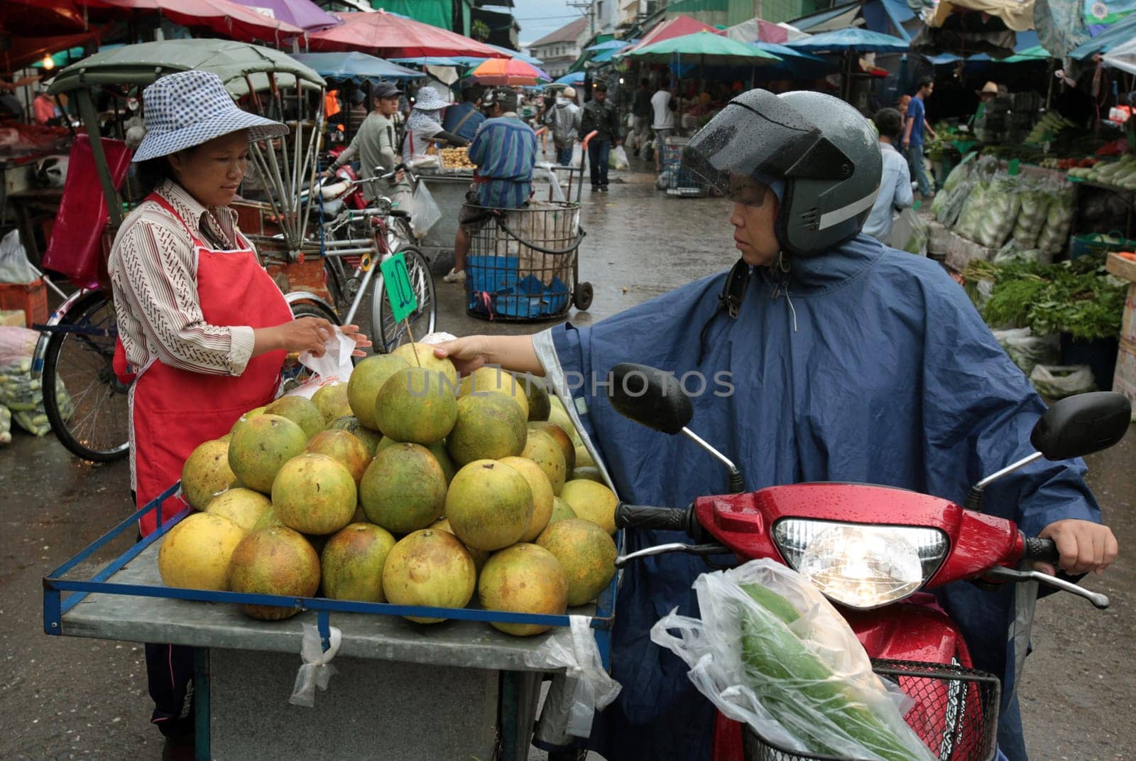People at the Talat Warorot in the city of chiang mai in the north of Thailand in Southeastasia. ...