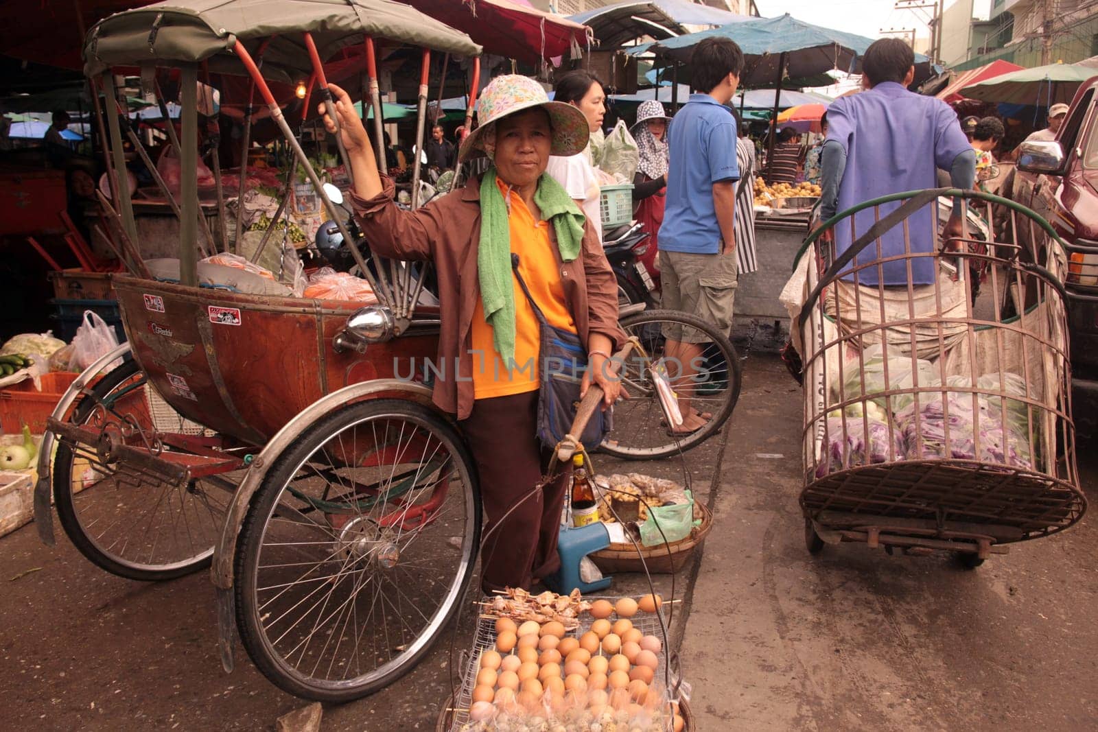 People at the Talat Warorot in the city of chiang mai in the north of Thailand in Southeastasia. ...
