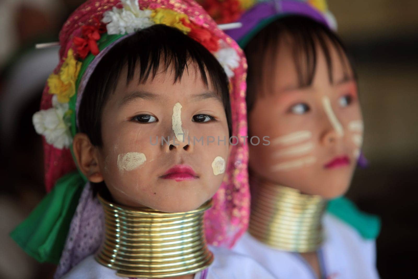 Eine Traditionell gekleidete Langhals Frau eines Paudang Stammes aus Burma lebt in einem Dorf noerdlich von Chiang Mai in Nord Thailand.