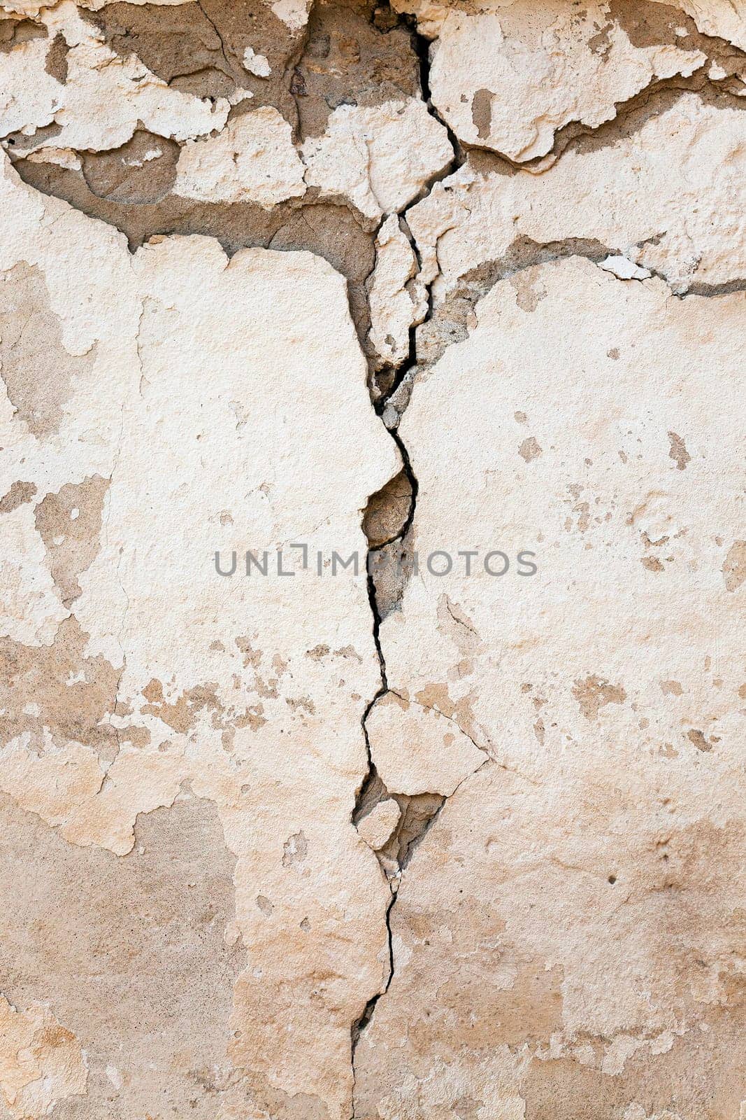 a building wall which started collapsing gradually. old building.