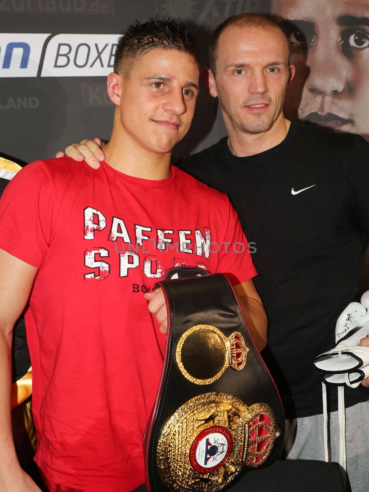 WBA Boxing World Champion in Super Middleweight Tyron Zeuge with trainer Jürgen Brähmer (both Team Sauerland) at the WBA Super Middleweight World Championship fight Tyron Zeuge against Giovanni De Carolis on 05.11.2016 in the MBS-Arena Potsdam