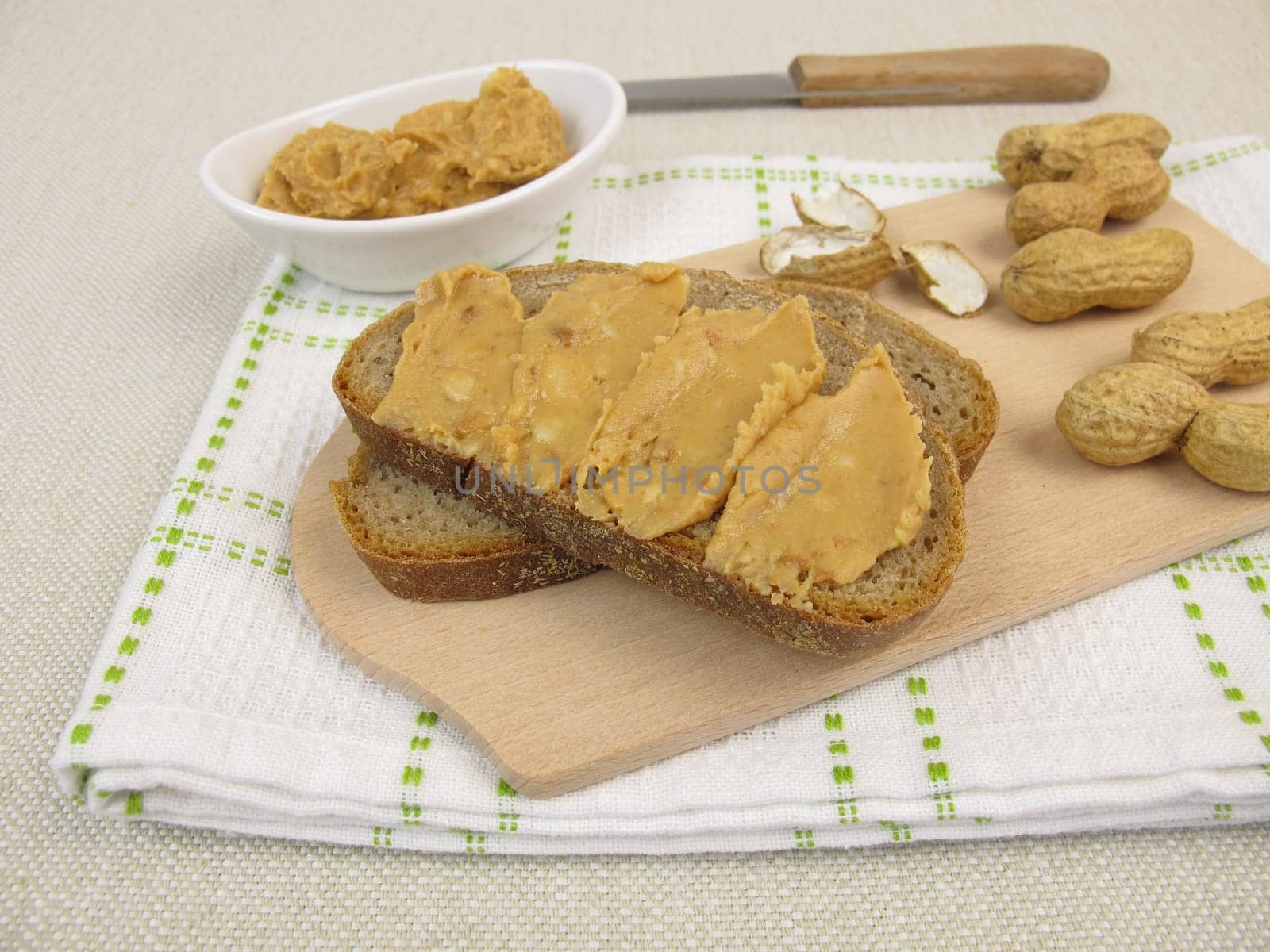 Bread with peanut butter