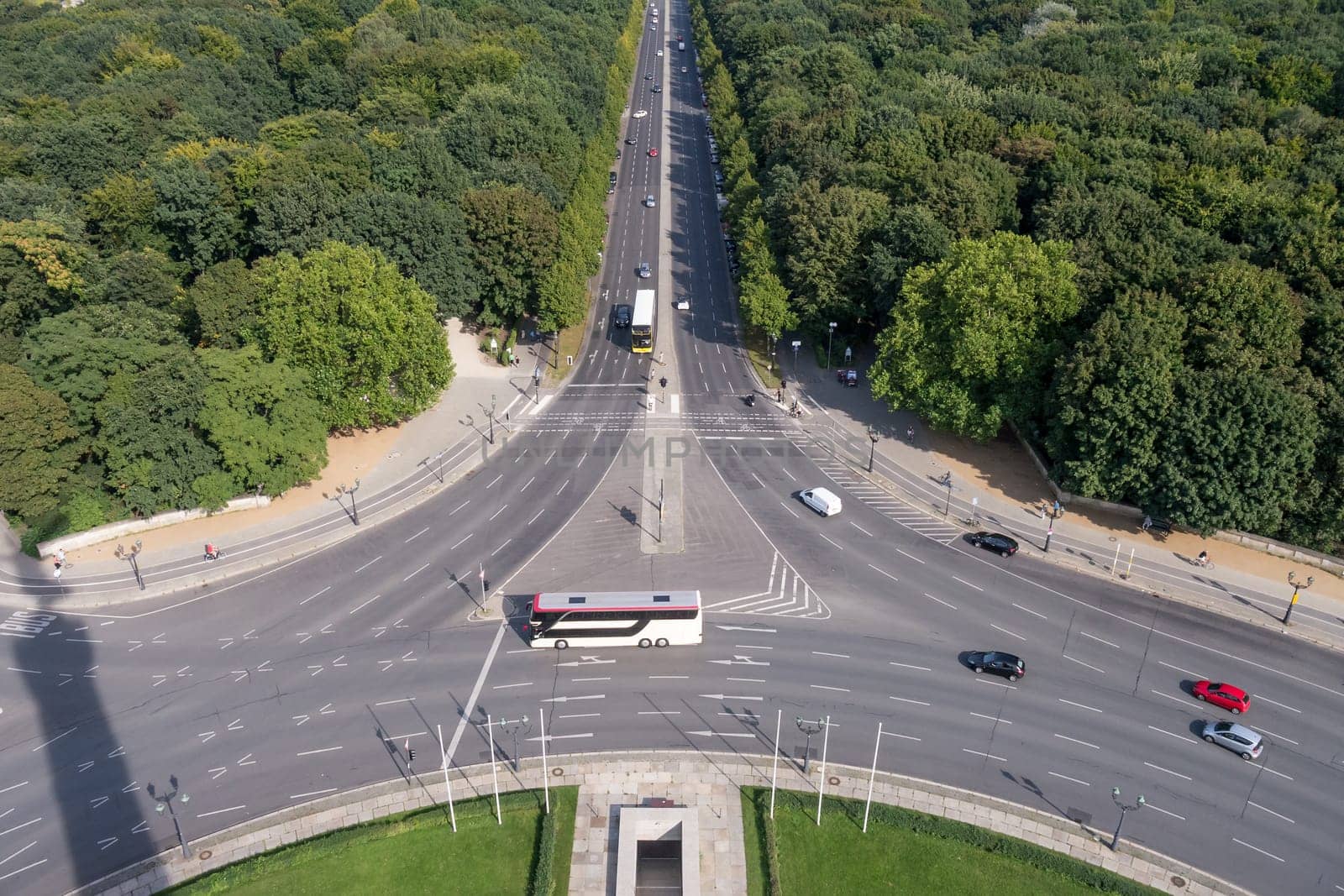 roundabout traffic at the siegessäule in berlin