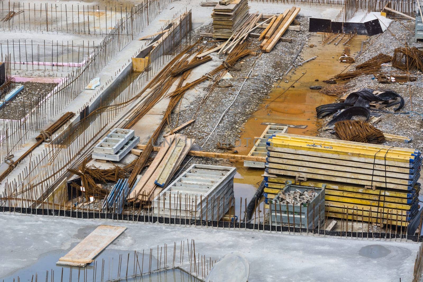 Foundation construction made of steel and concrete for the construction of an apartment building with underground parking. .