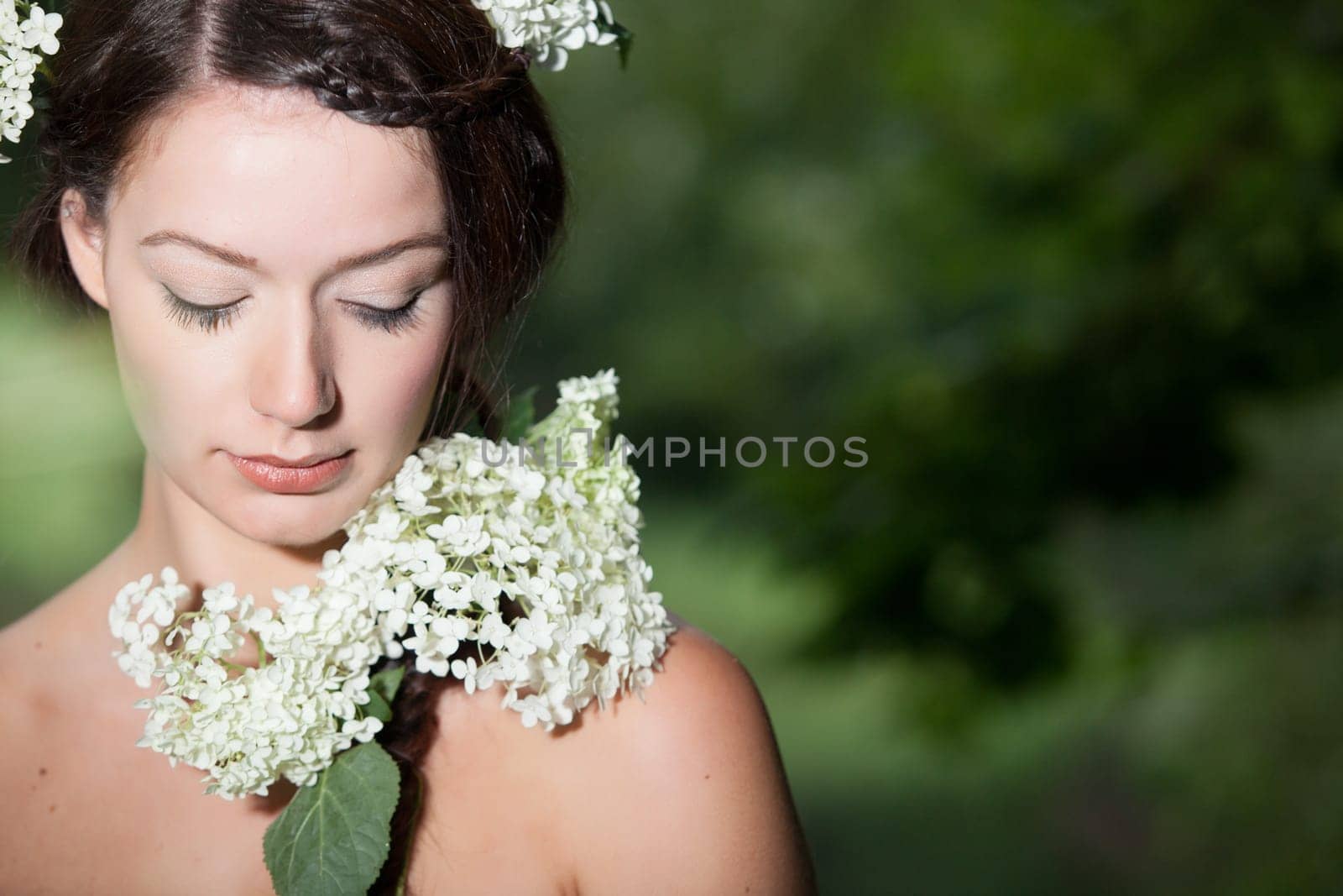 Young beauty woman in the forest whith beautiful looks
