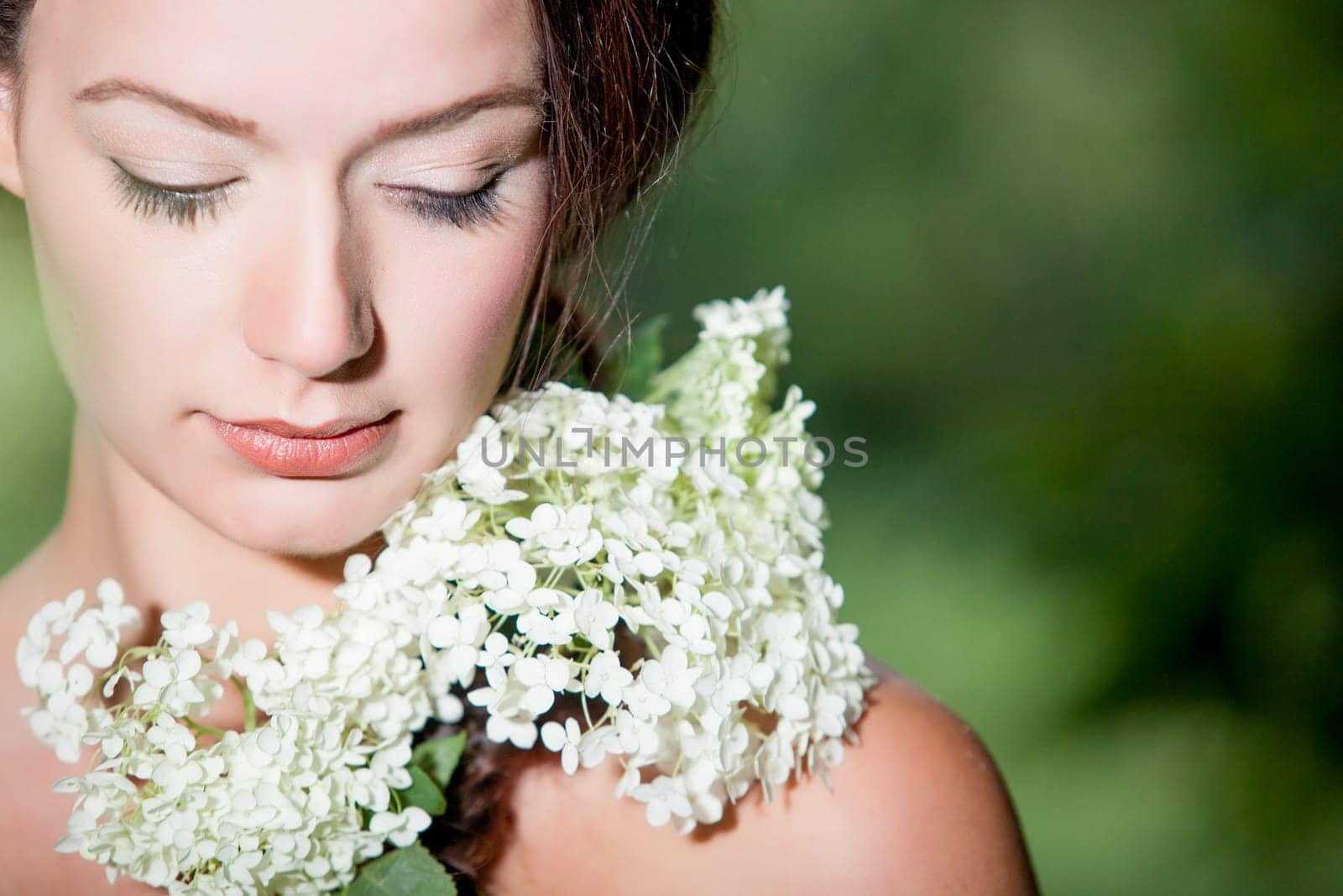Young beauty woman in the forest whith beautiful looks