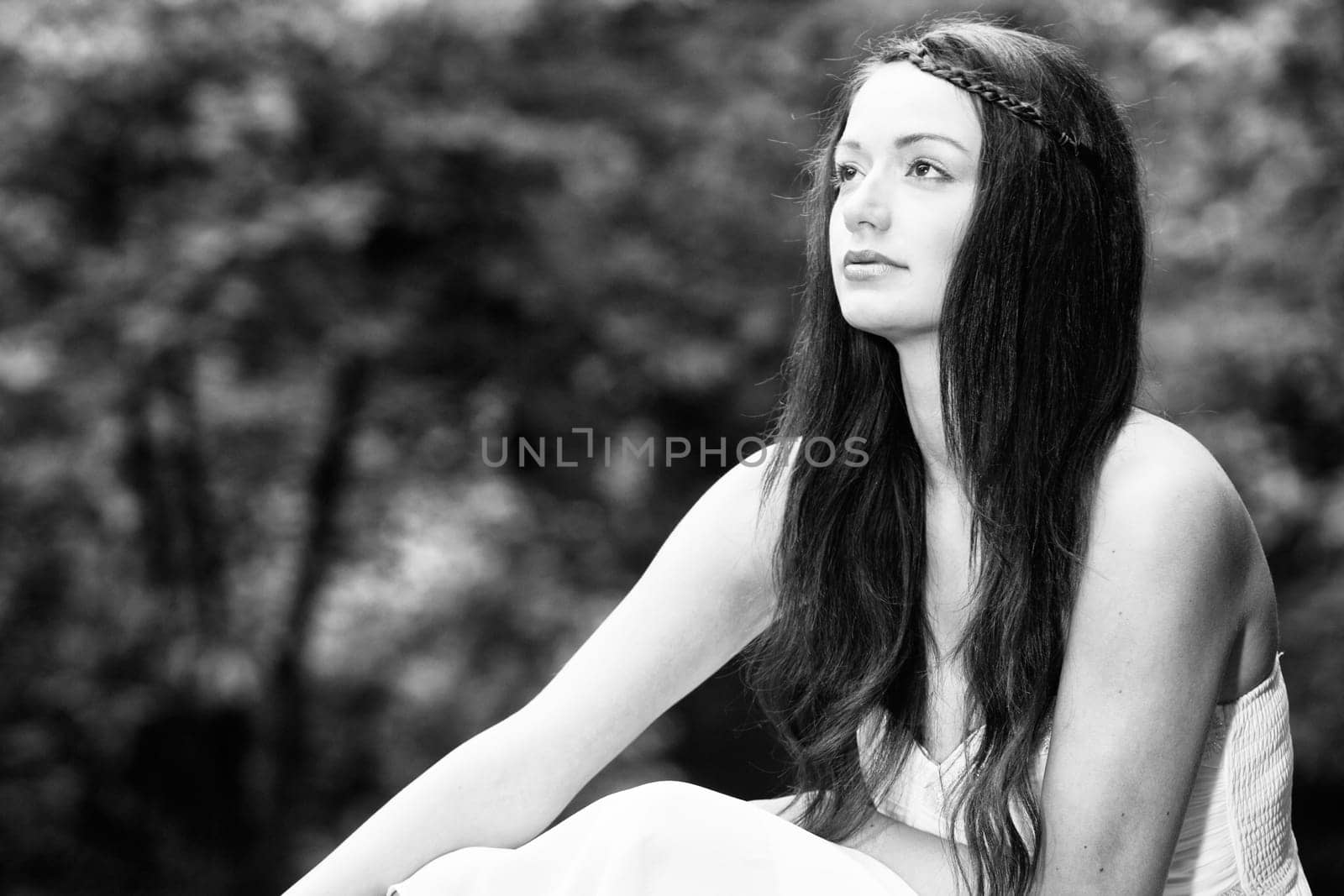 Young beauty woman in the forest whith beautiful looks
