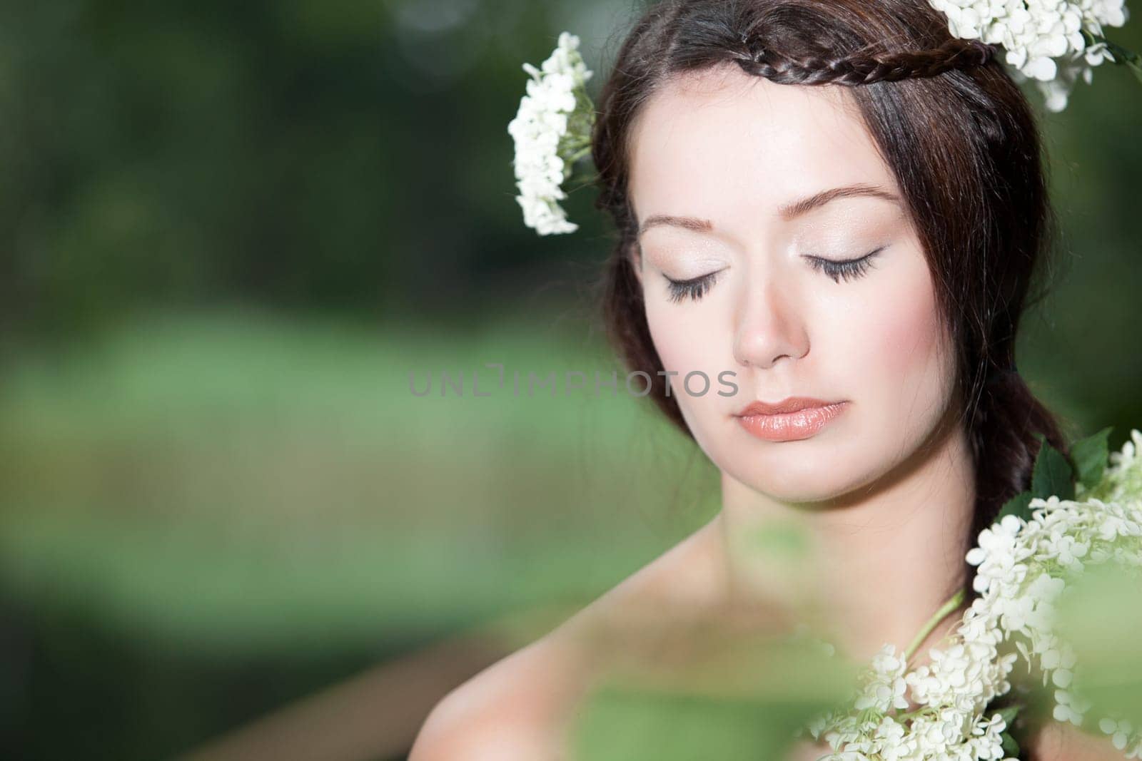 Young beauty woman in the forest whith beautiful looks
