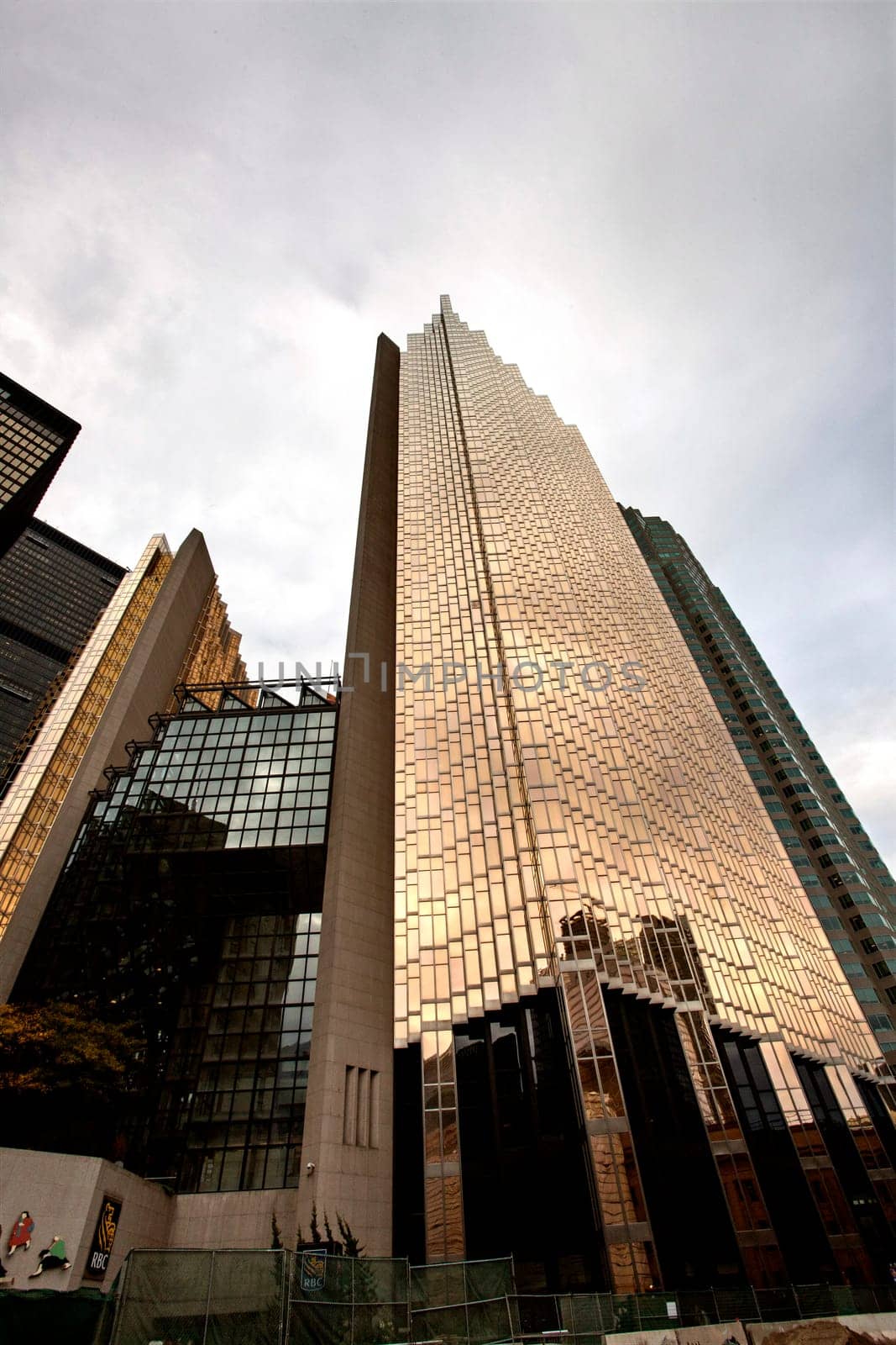 Daytime Photos of Toronto Ontario buildings downtown