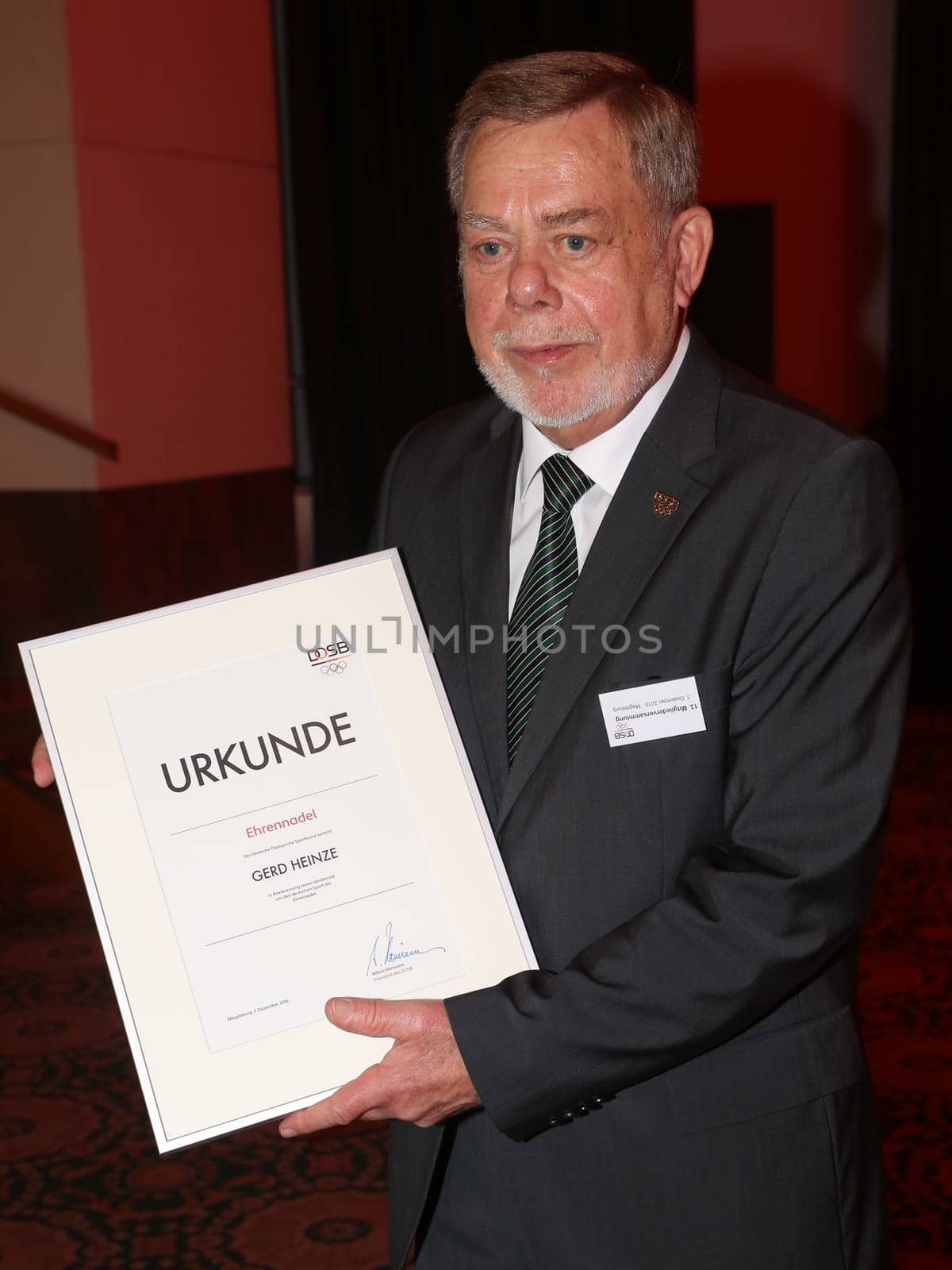 Gerd Heinze with badge of honour of the German Olympic Sports Confederation (DOSB) at the 13th General Assembly of the DOSB on 03.12.2016 in Magdeburg