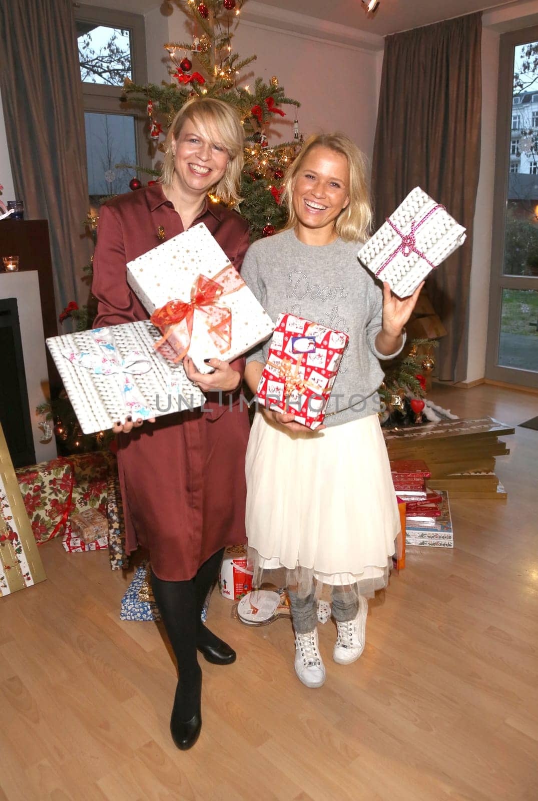 Caroline Cords  und Nova Meierhenrich ..Wrap for Children Party  zugunsten schwerkranker Kinder im UKE, Ronald Mc Donald Haus und Frauenhaeuser   im Ronald Mc Donald Haus Eppendorf Hamburg