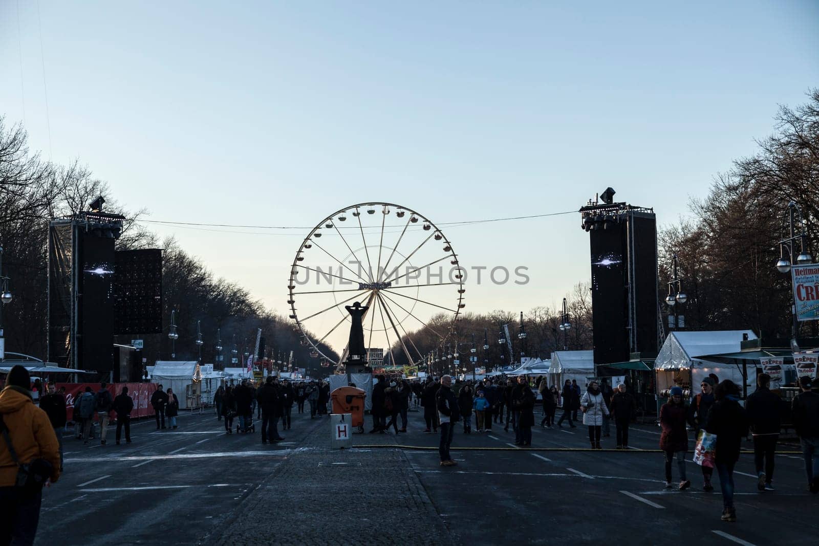 Ferris wheel at the Brandenburg Gate for the New Year's Eve party 2016 on 30.12.2016