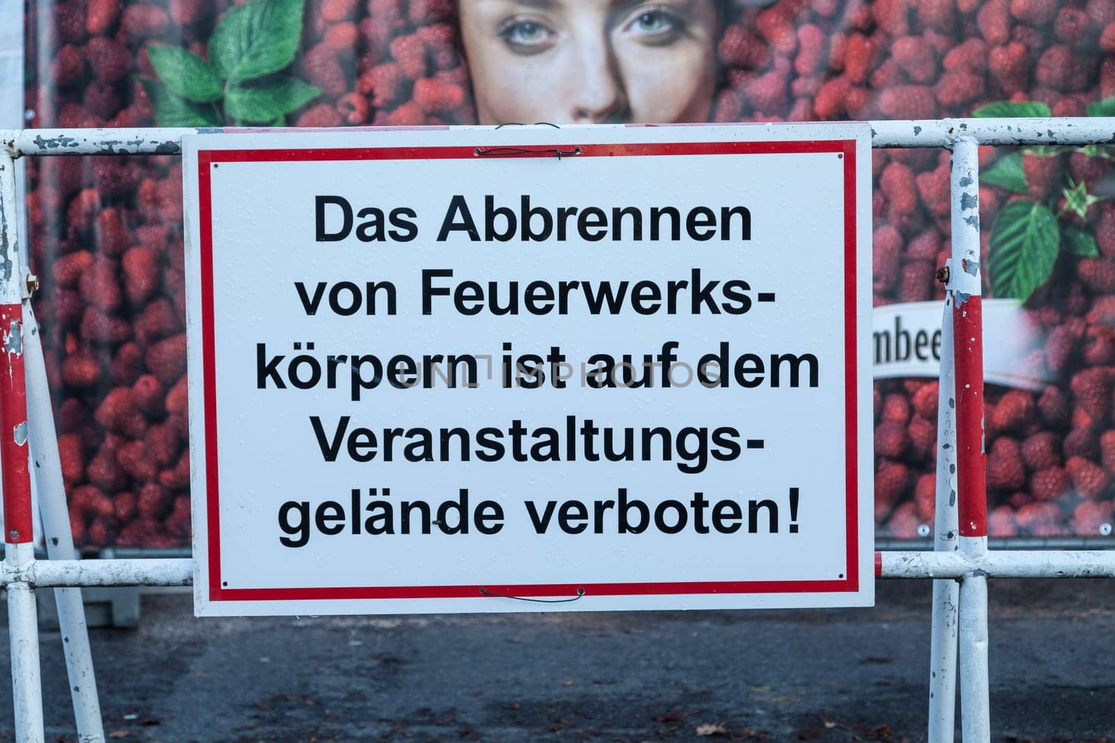 Prohibition sign for the burning of fireworks on the grounds of the New Year's Eve party at the Brandenburg Gate in Berlin on 30.12.2016