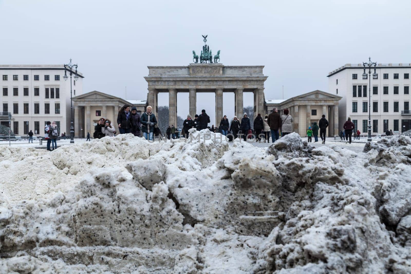 The onset of winter in Berlin at the Brandenburg Gate on 8.1.2017