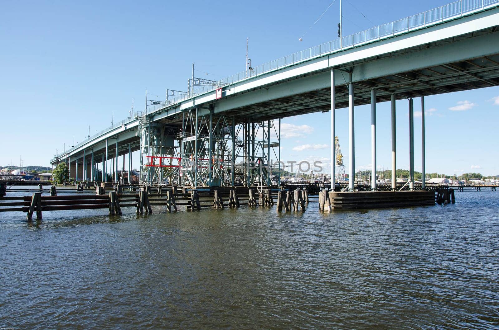 one bridge in gothenburg over the river to hising island