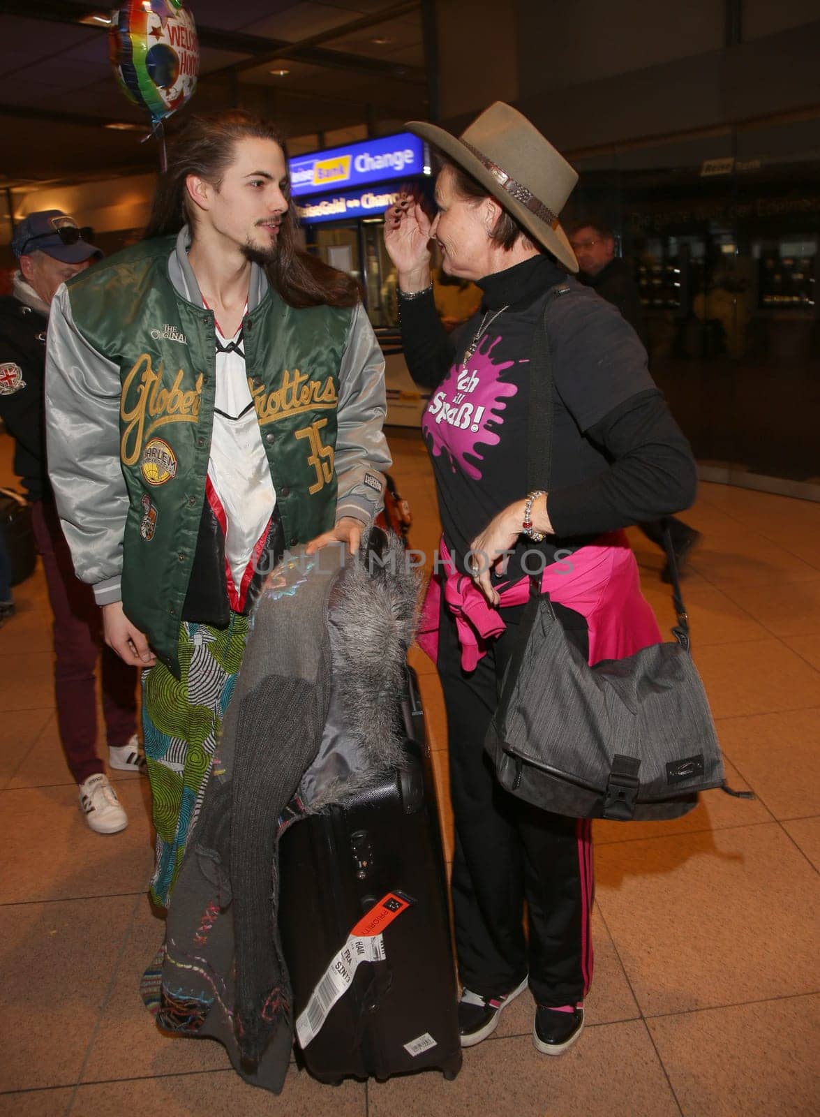 Franziska Menke with roommate David and fans at Hamburg Airport,. Arrival of the jungle camp participant in Australia at Hamburg Airport,31.01.2017