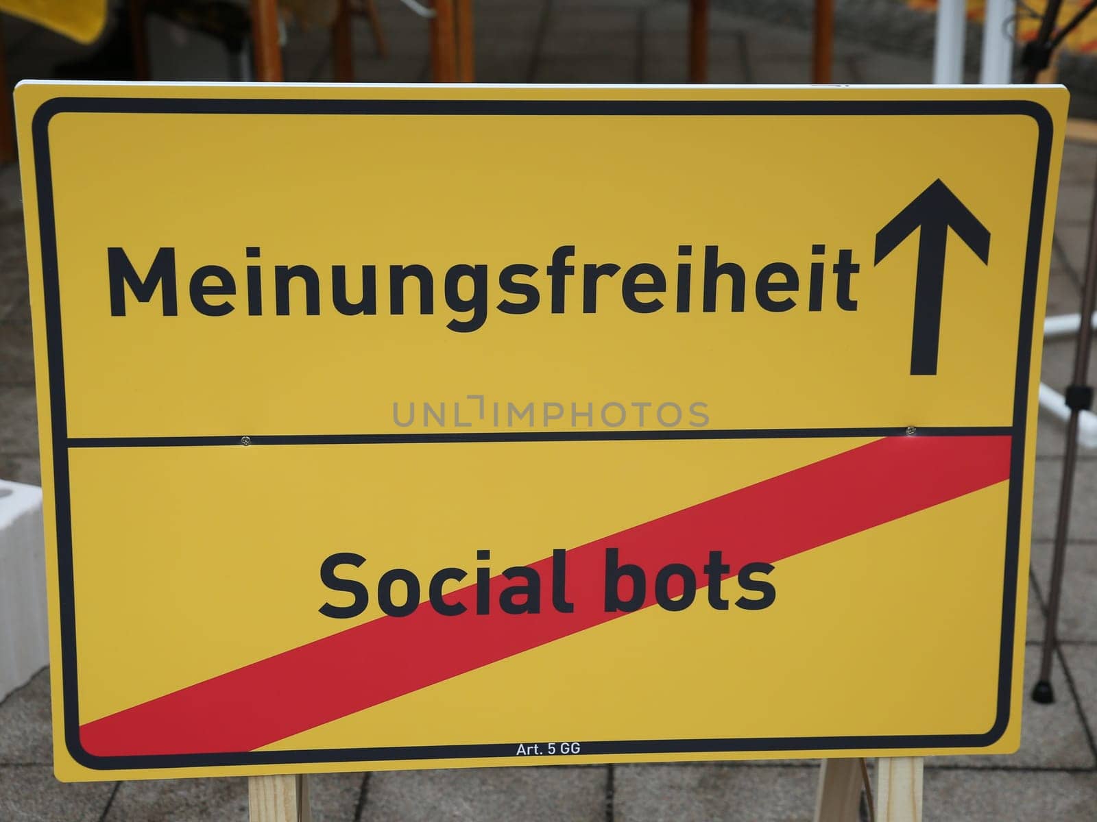Freedom of expression - Social bots