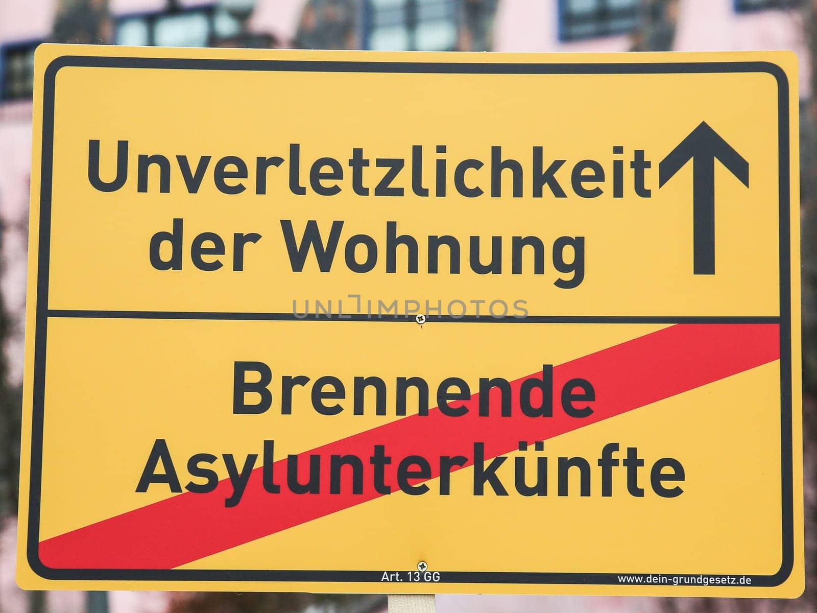 Inviolability of the apartment - Burning asylum shelters