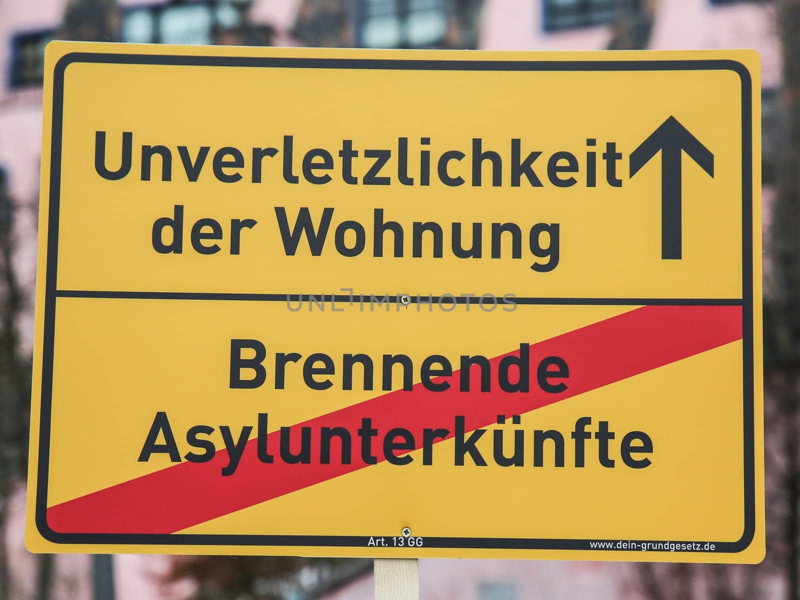 Inviolability of the apartment - Burning asylum shelters