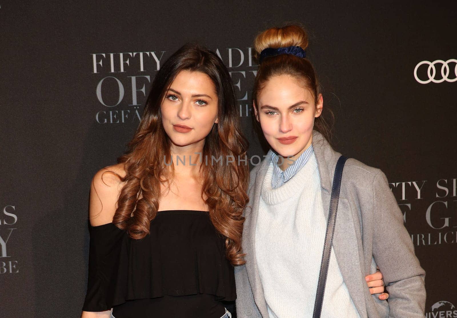 Fata Hasanovic und Elena Carriere, .Europapremiere von FIFTY SHADES OF GREY -   Cinemaxx Hamburg