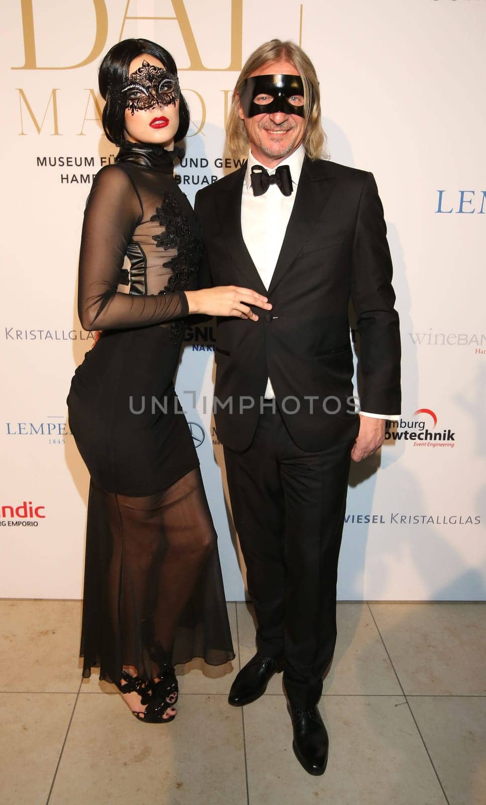 Frank Otto und Nathalie Volk im Bizarre Outfit   beim diesjaehrigen  Bal Masque im MKG Hamburg am 18.02.2017