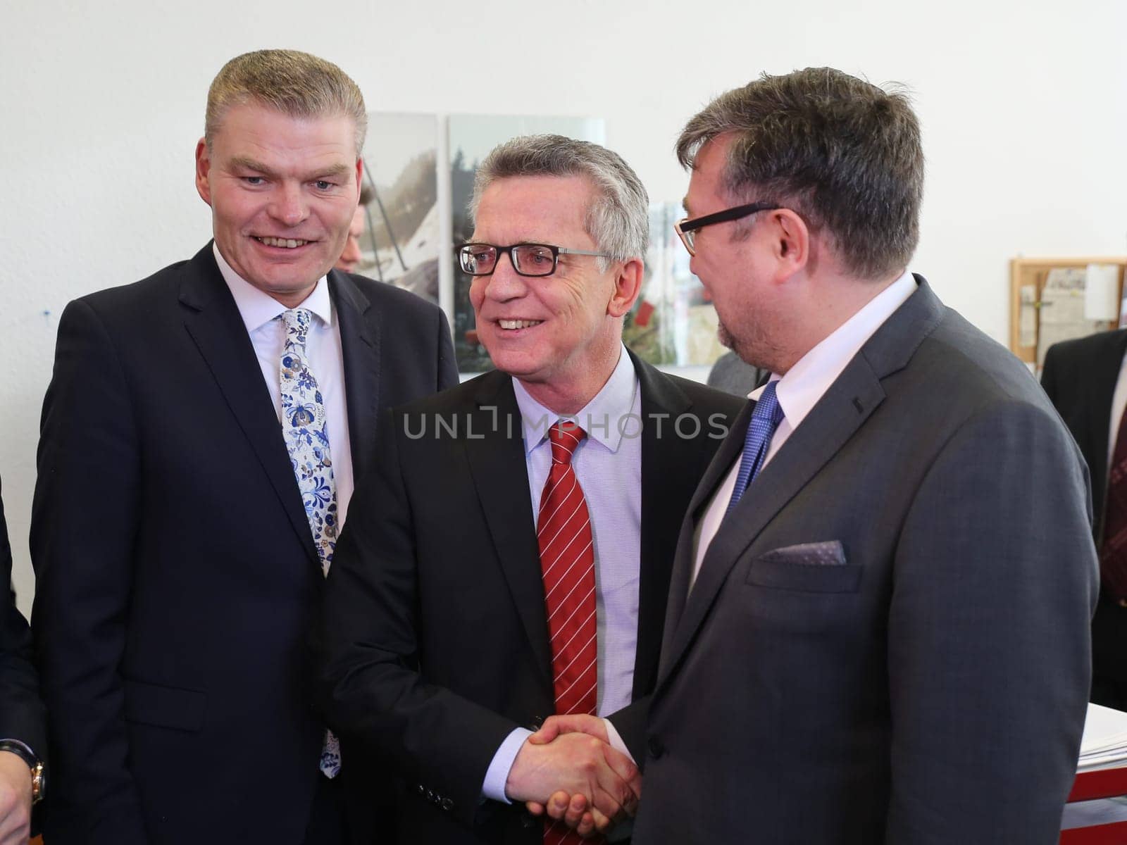 Holger Stahlknecht and Federal Minister of the Interior Thomas de Maizière (CDU) visit the Competence Center Return of the Magdeburg City Mission 21.2.17