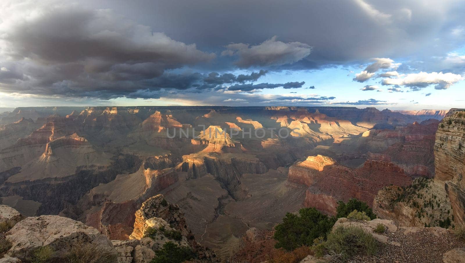 The Grand Canyon. Views of the canyon, the landscape and nature.