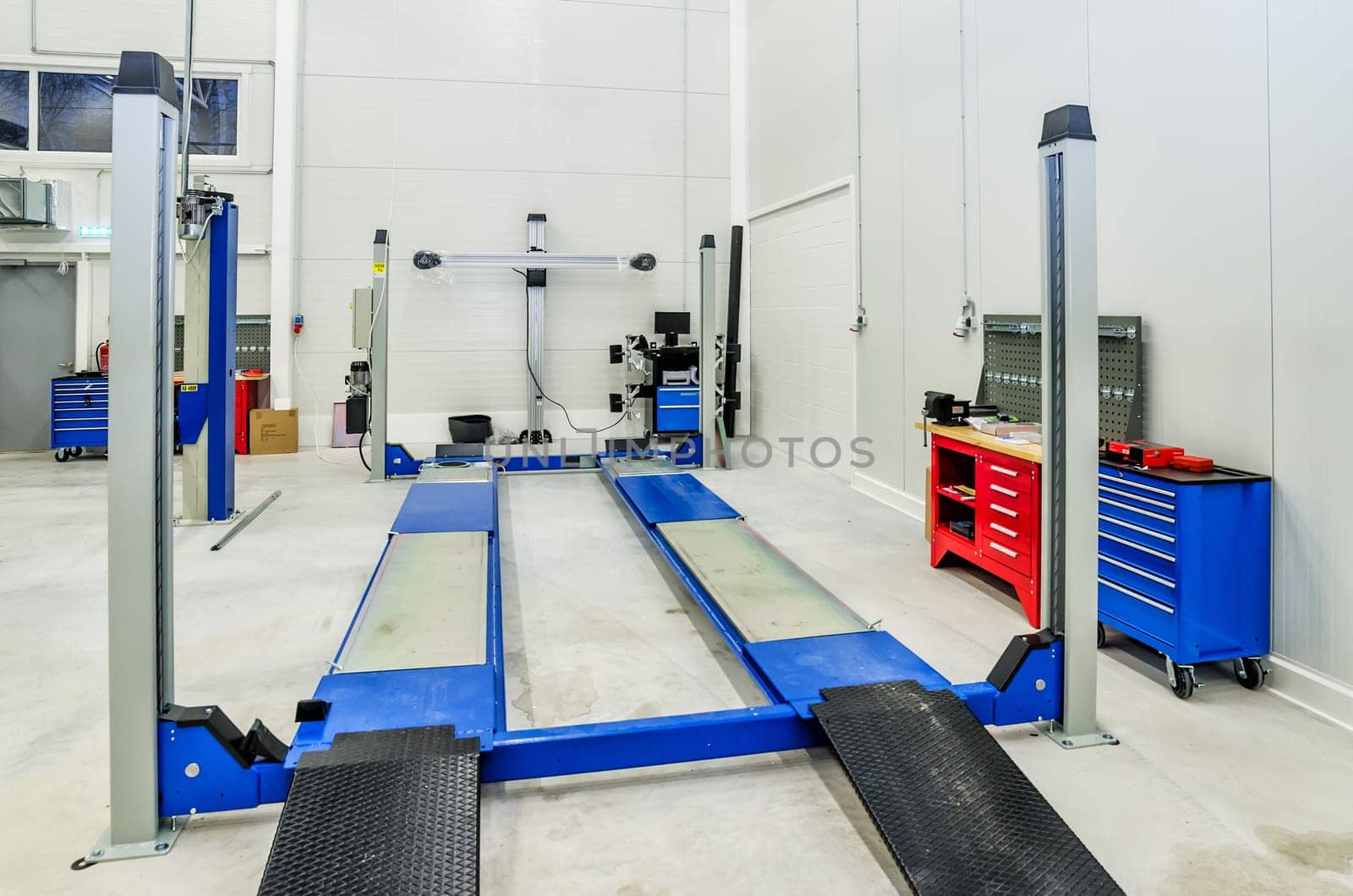 Toe-out car equipment in a car repair station