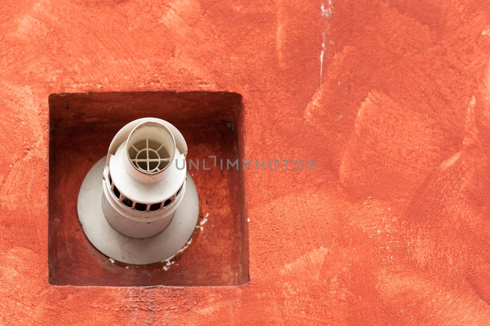 Chimney for smoke outlet on the wall. Forced circulation airtight double boiler. Outdoor flue and air intake.