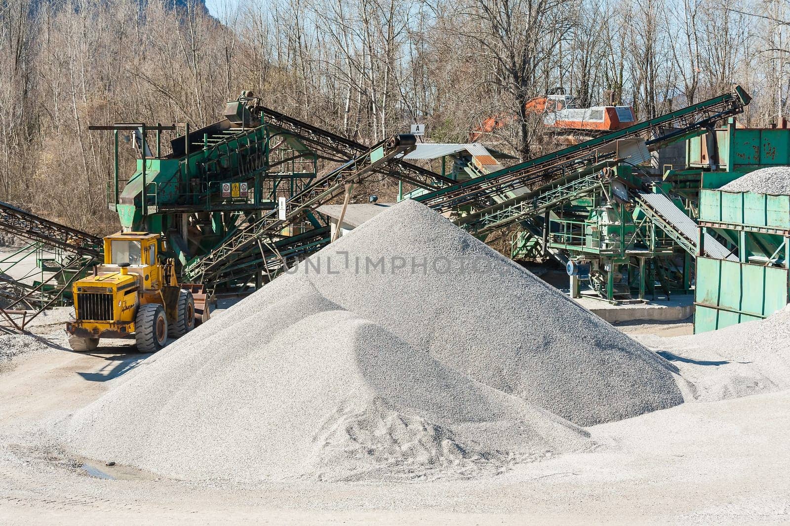 Extraction gravel. Machinery distribution and classification by size gravel. Conveyors for transporting gravel.Gravel quarry. Construction industry.