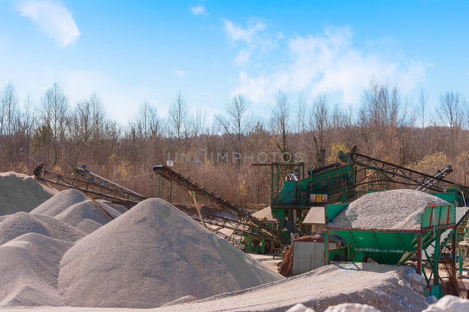 Extraction gravel. Machinery distribution and classification by size gravel. Conveyors for transporting gravel.Gravel quarry. Construction industry.