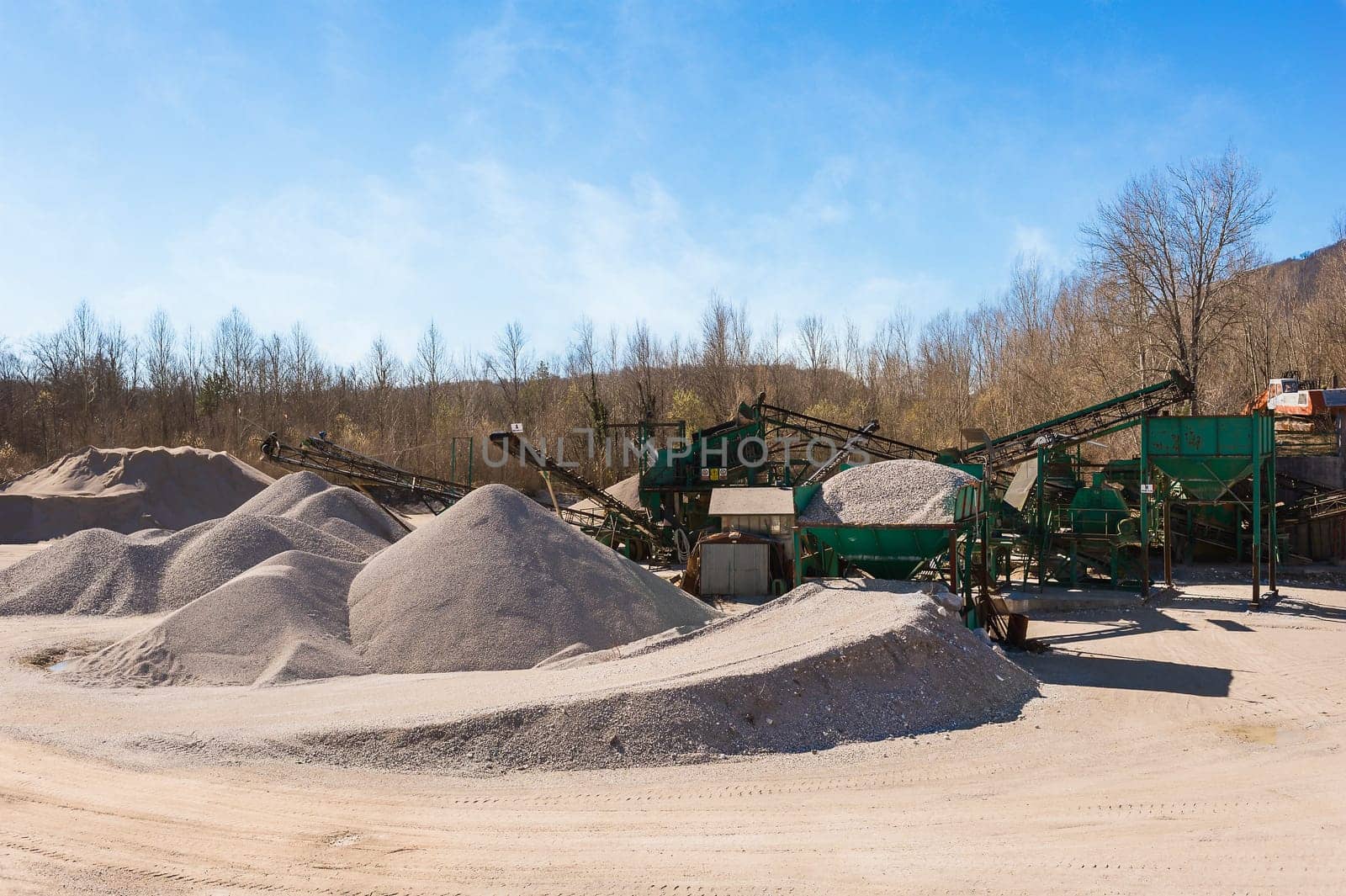 Extraction gravel. Machinery distribution and classification by size gravel. Conveyors for transporting gravel.Gravel quarry. Construction industry.