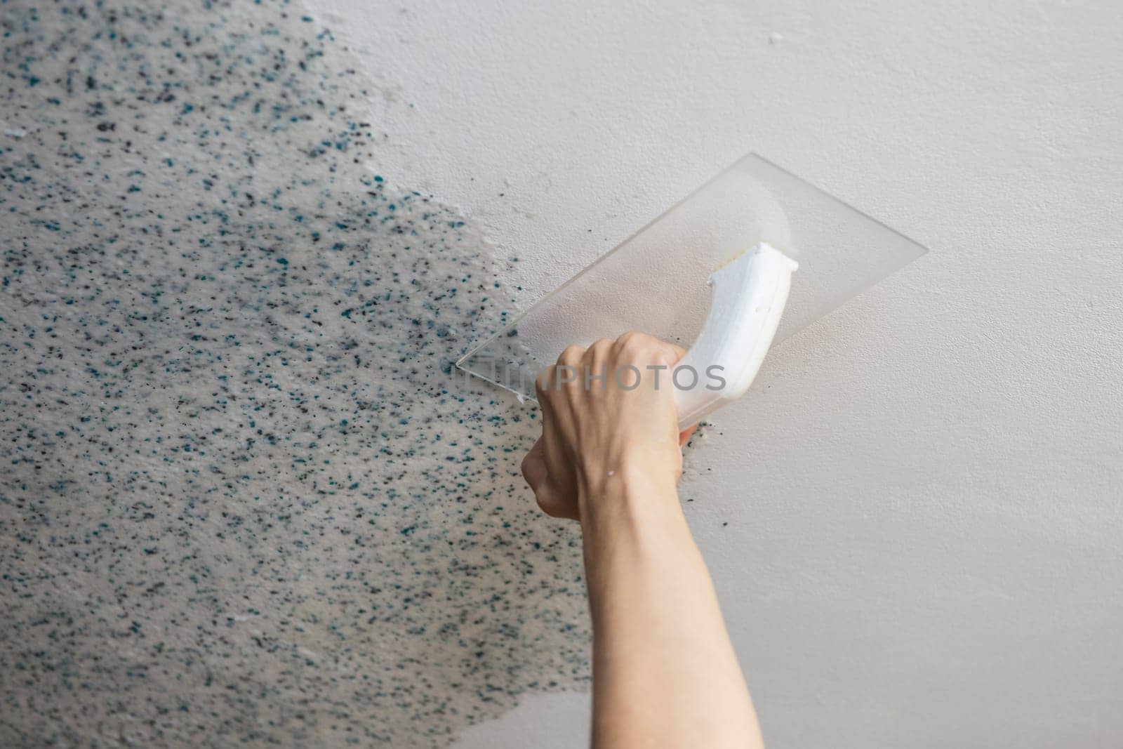 Pasting liquid wallpaper in the apartment