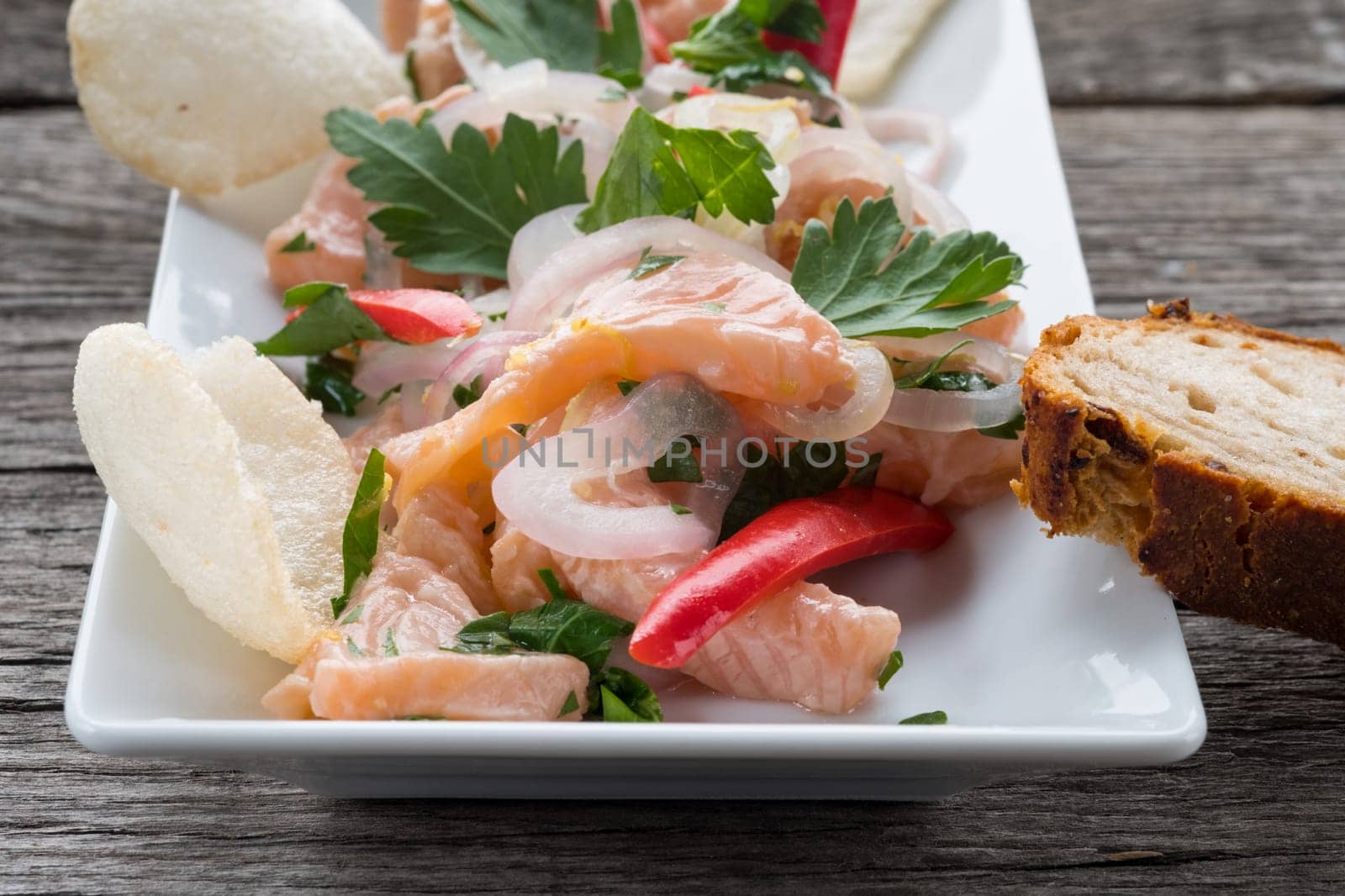 Snack ceviche with salmon,onions and chili and crab chips