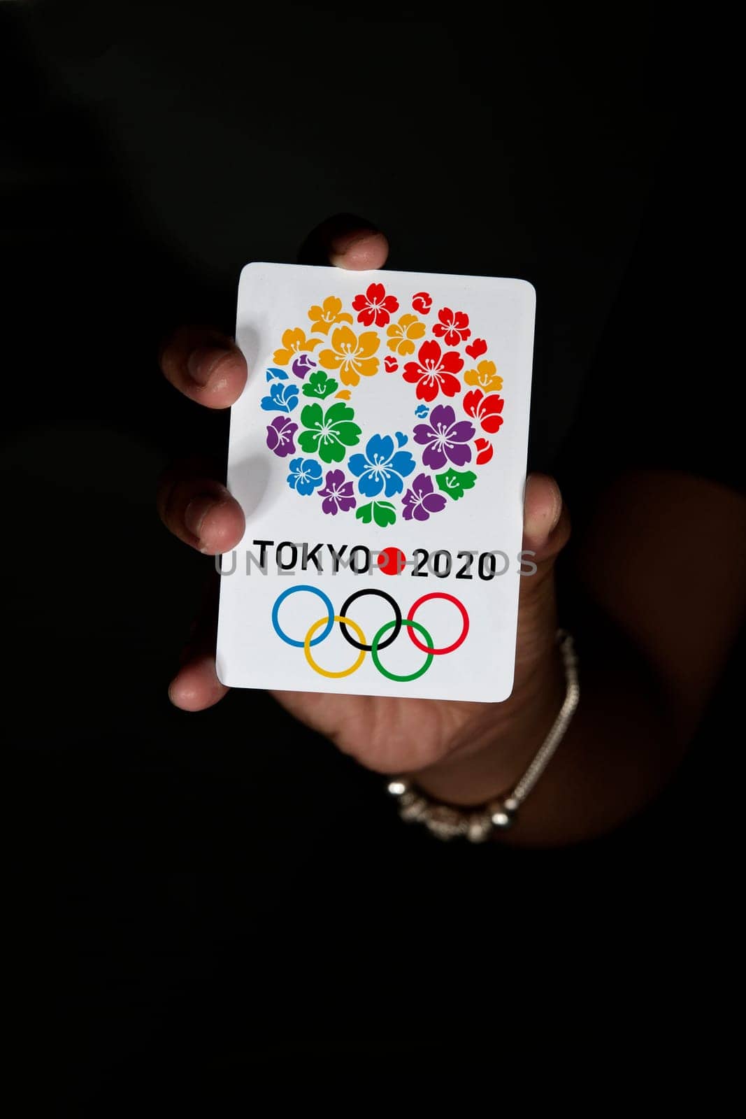 card hand holding   tokyo olympics games