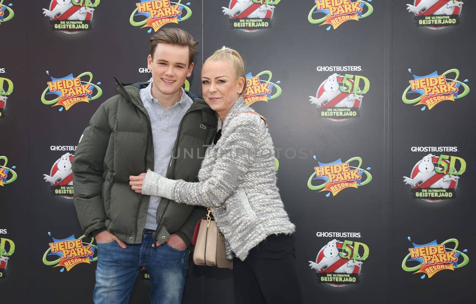 Jenny Elvers mit  Sohn Paul  ,.Eroeffnung  Ghostbusters 5D  – die ultimative Geisterjagd im Heidepark Soltau am 11.04.2017.