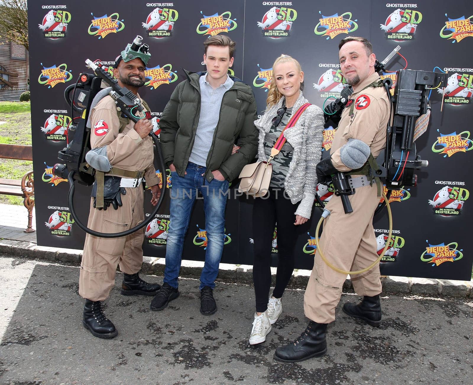 Jenny Elvers mit  Sohn Paul und Ghostbusters ,.Eroeffnung  Ghostbusters 5D  – die ultimative Geisterjagd im Heidepark Soltau am 11.04.2017.