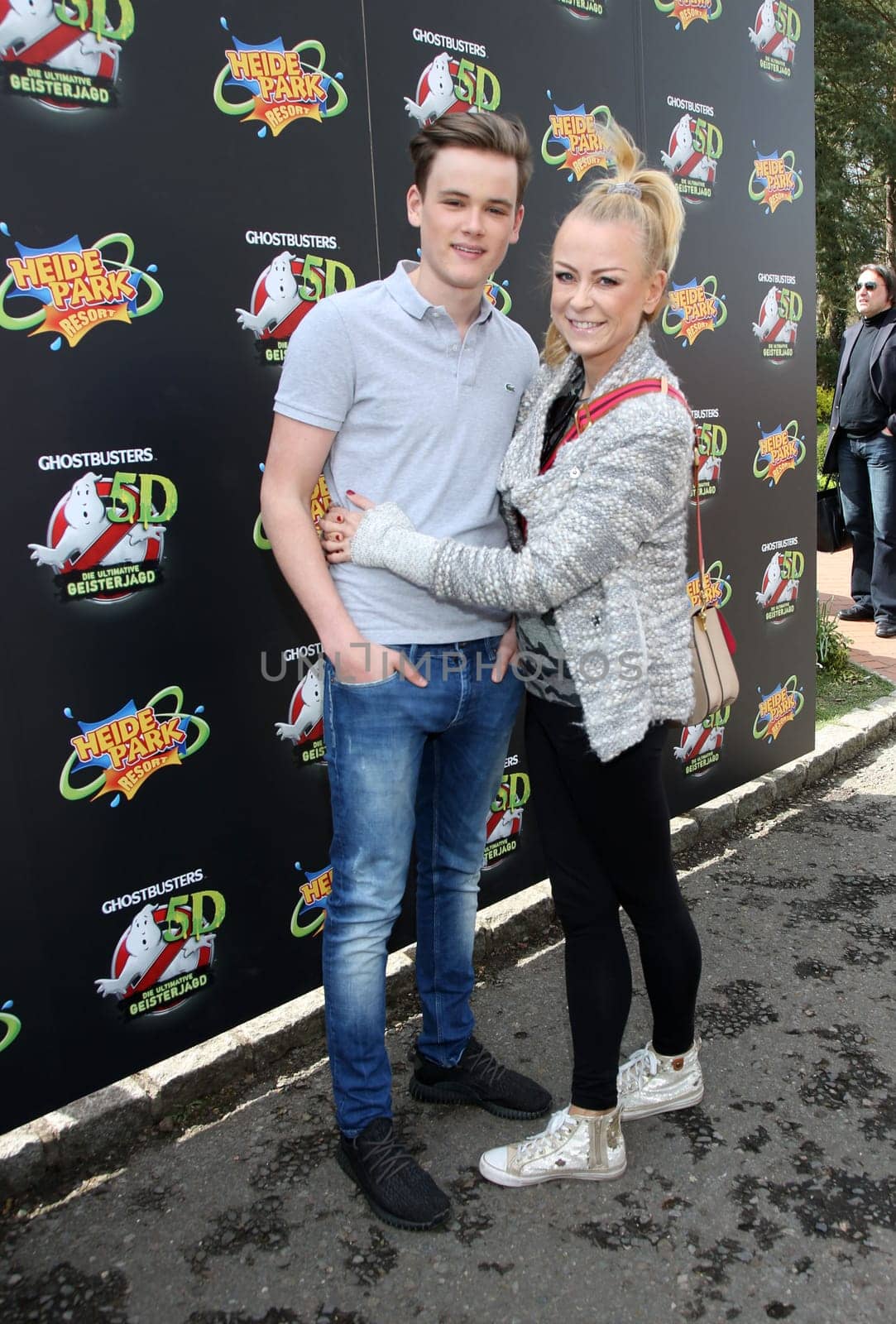Jenny Elvers mit  Sohn Paul  ,.Eroeffnung  Ghostbusters 5D  – die ultimative Geisterjagd im Heidepark Soltau am 11.04.2017.