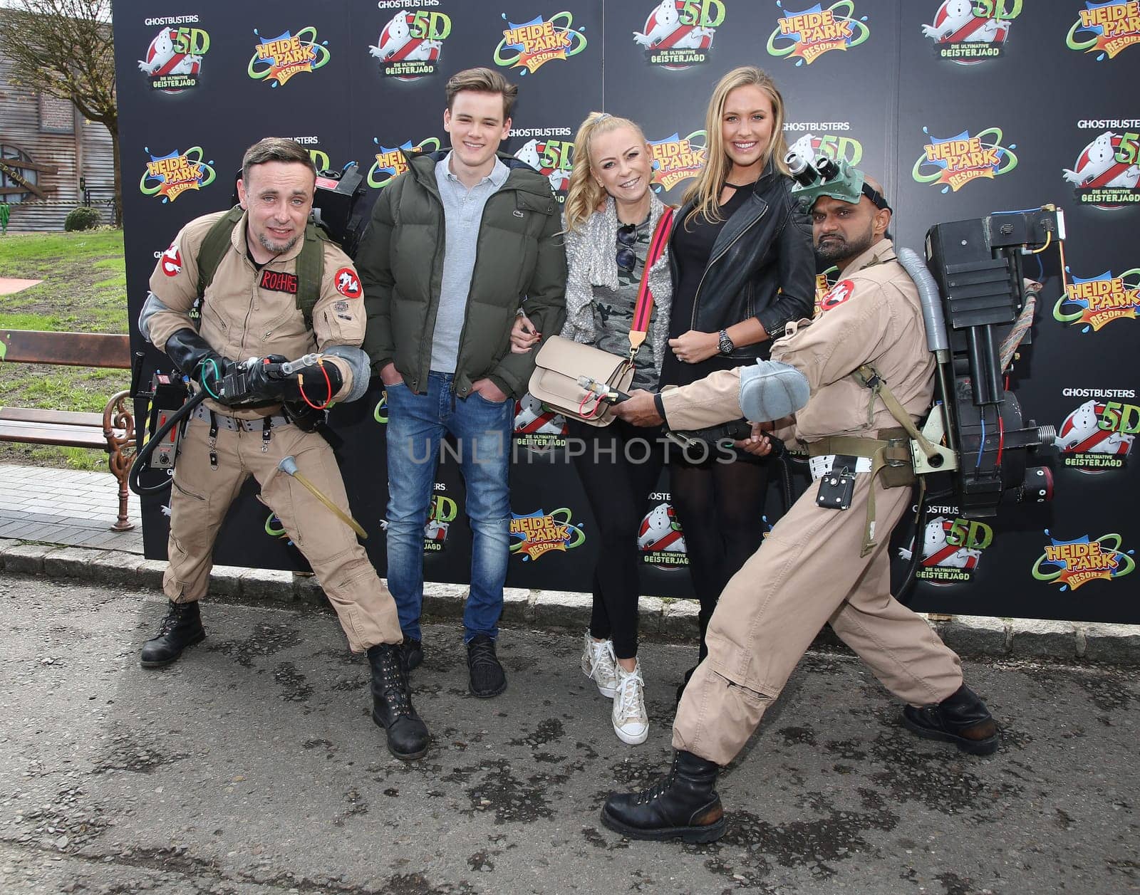 Jenny Elvers mit  Sohn Paul, Alena Gerber  und die Ghostbusters ,.Eroeffnung   Ghostbusters 5D  – die ultimative Geisterjagd im Heidepark Soltau am 11.04.2017.