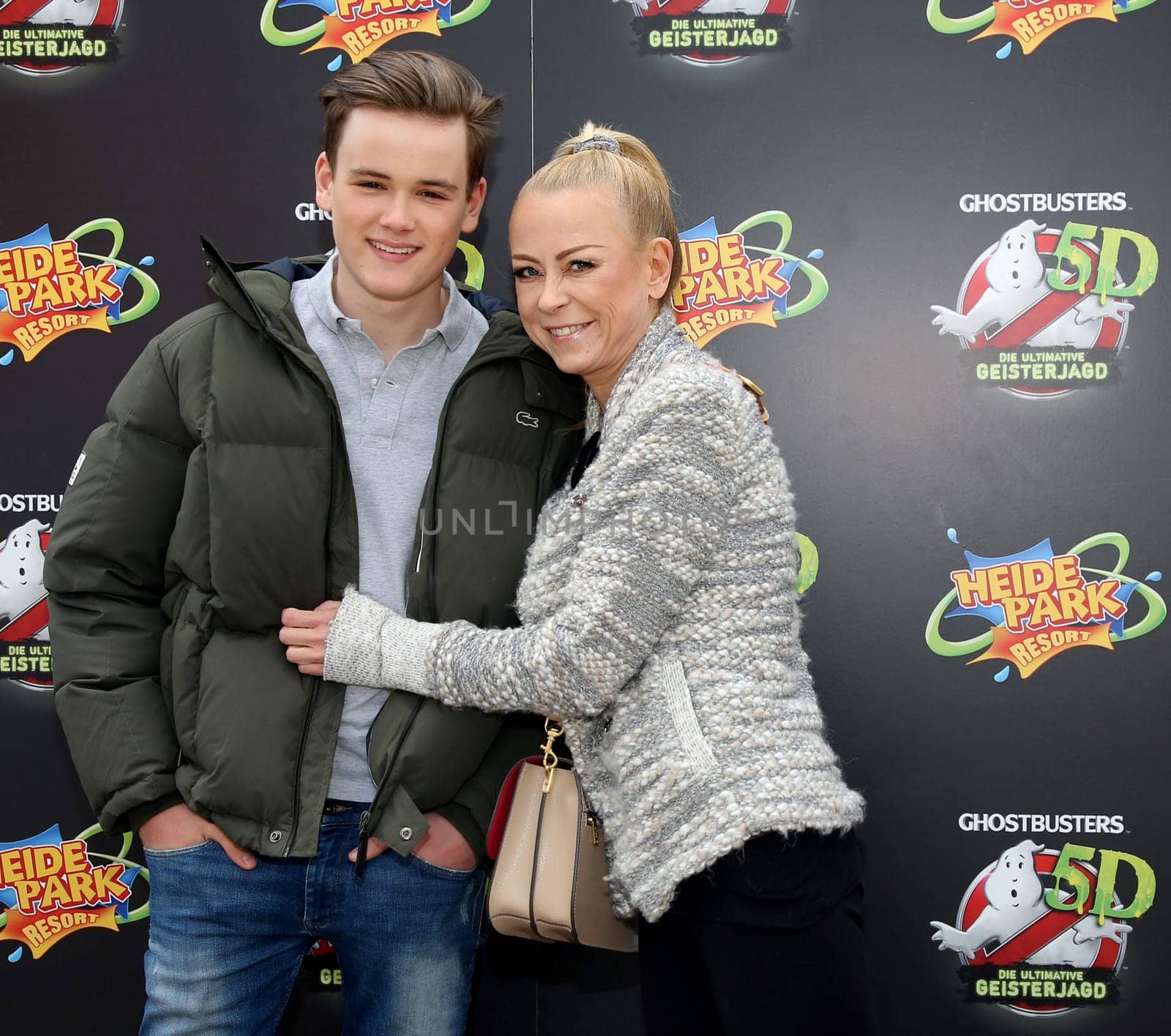 Jenny Elvers mit  Sohn Paul  ,.Eroeffnung  Ghostbusters 5D  – die ultimative Geisterjagd im Heidepark Soltau am 11.04.2017.