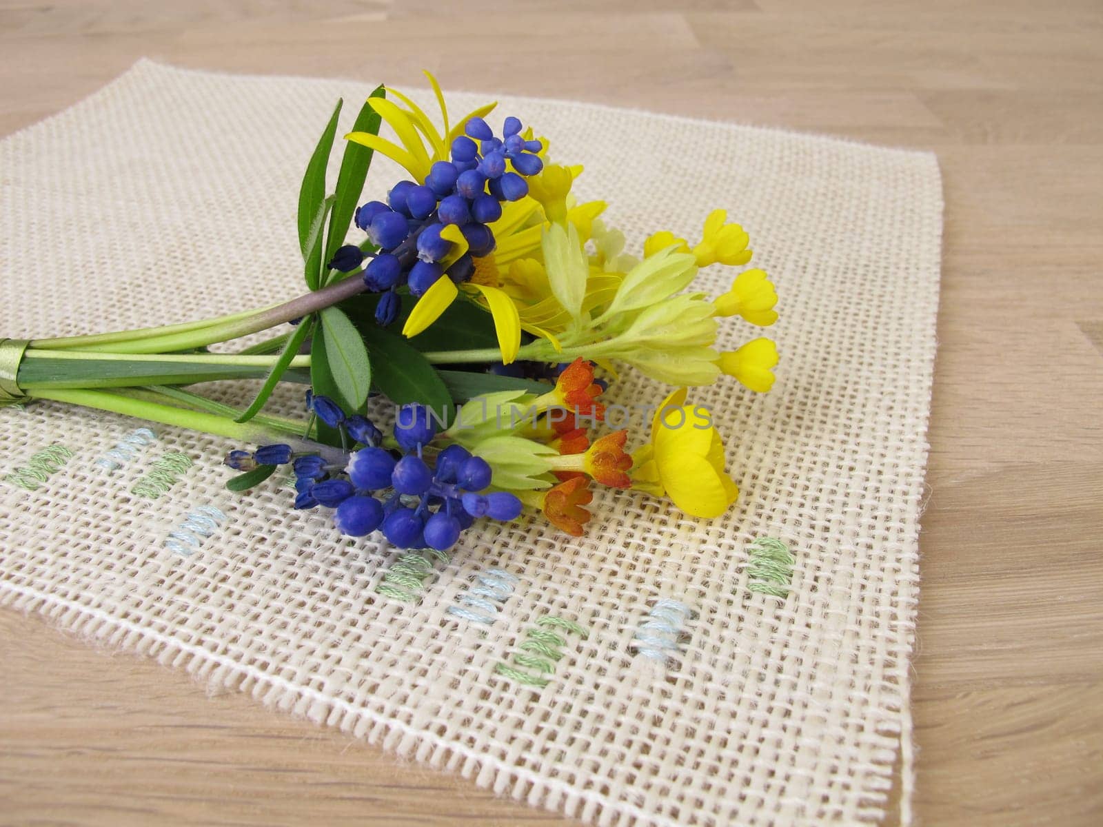 Small bound spring bouquet