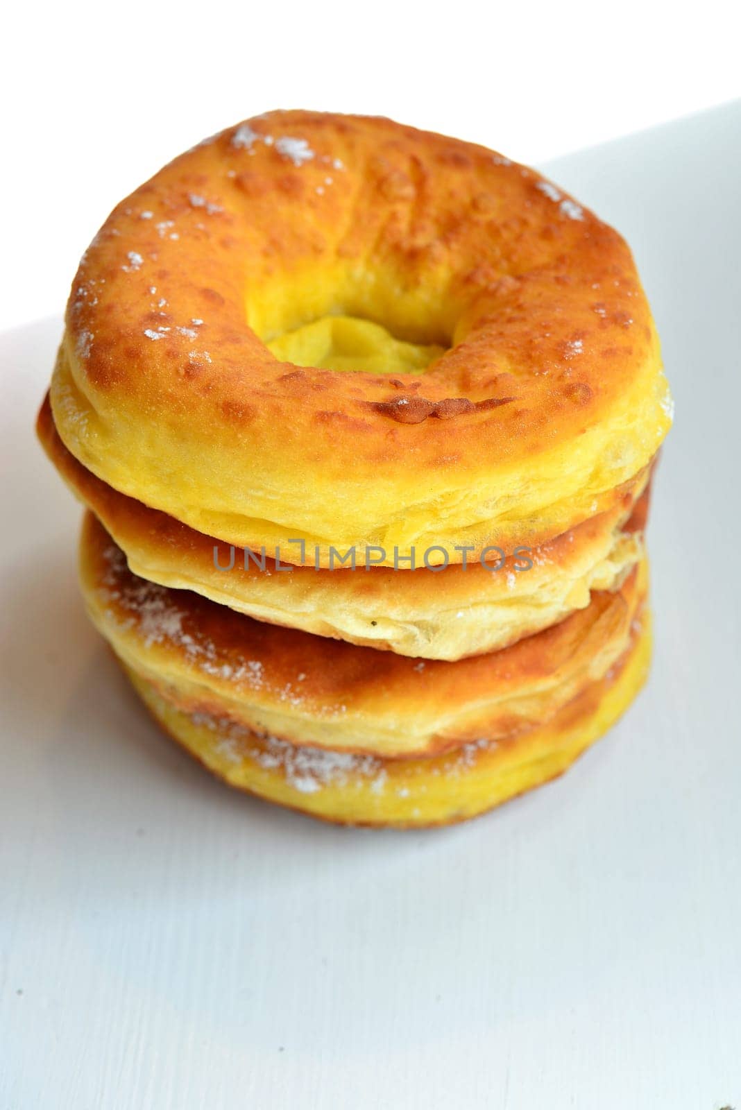 Photo freshly baked pulled out Küchle doughnuts with icing sugar