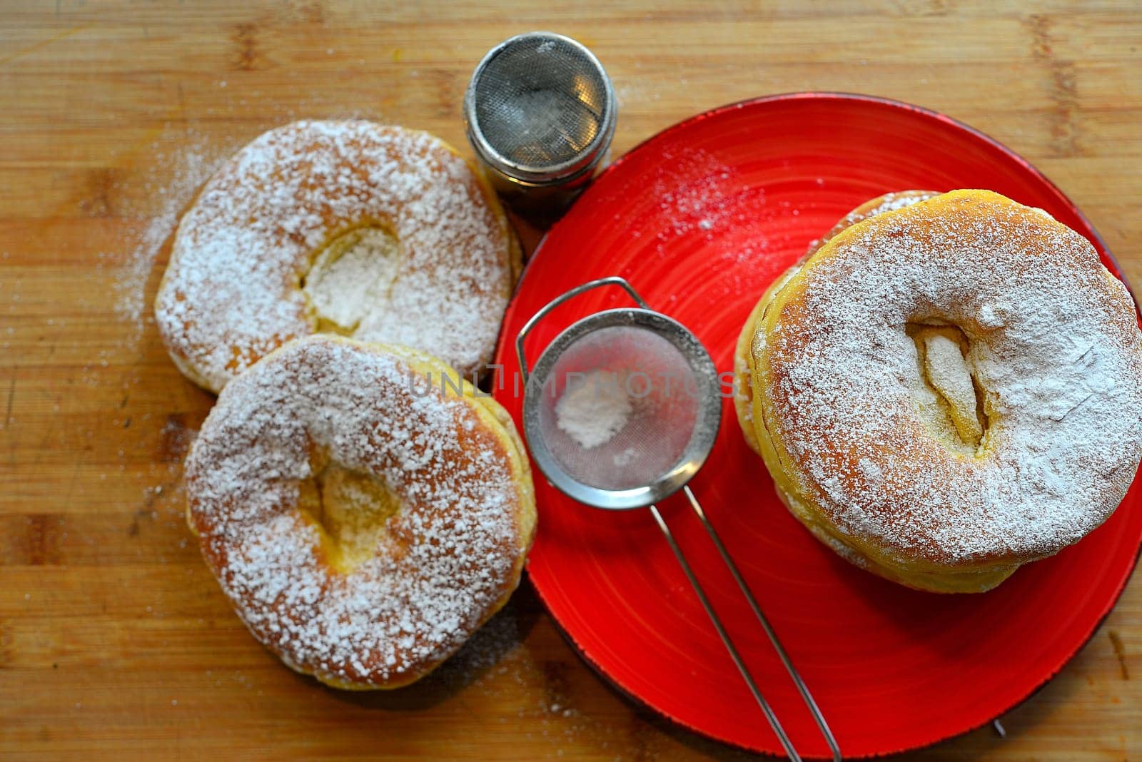 Photo freshly baked pulled out Küchle doughnuts with icing sugar