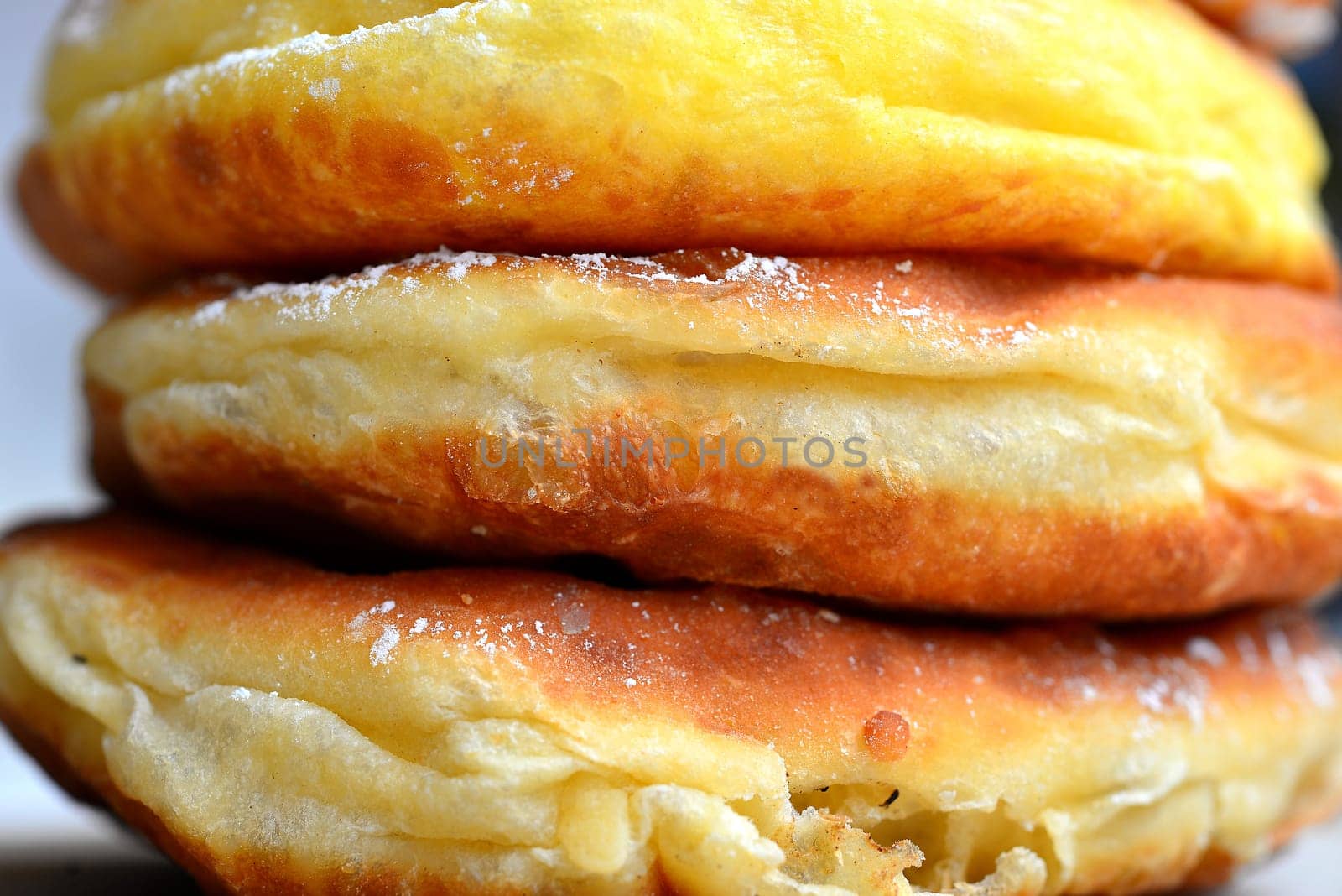 Photo freshly baked pulled out Küchle doughnuts with icing sugar