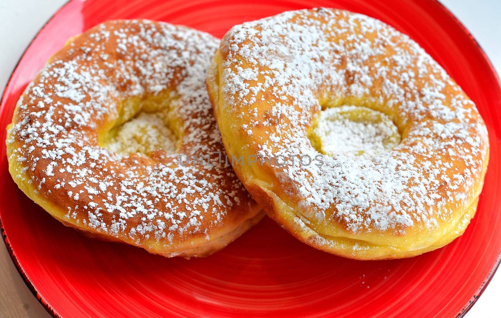Photo freshly baked pulled out Küchle doughnuts with icing sugar