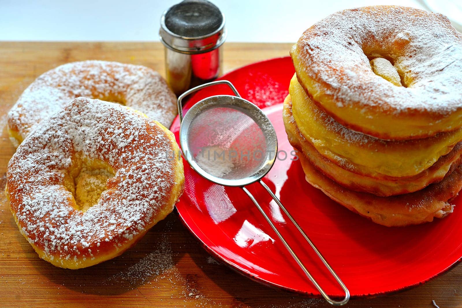 Photo freshly baked pulled out Küchle doughnuts with icing sugar
