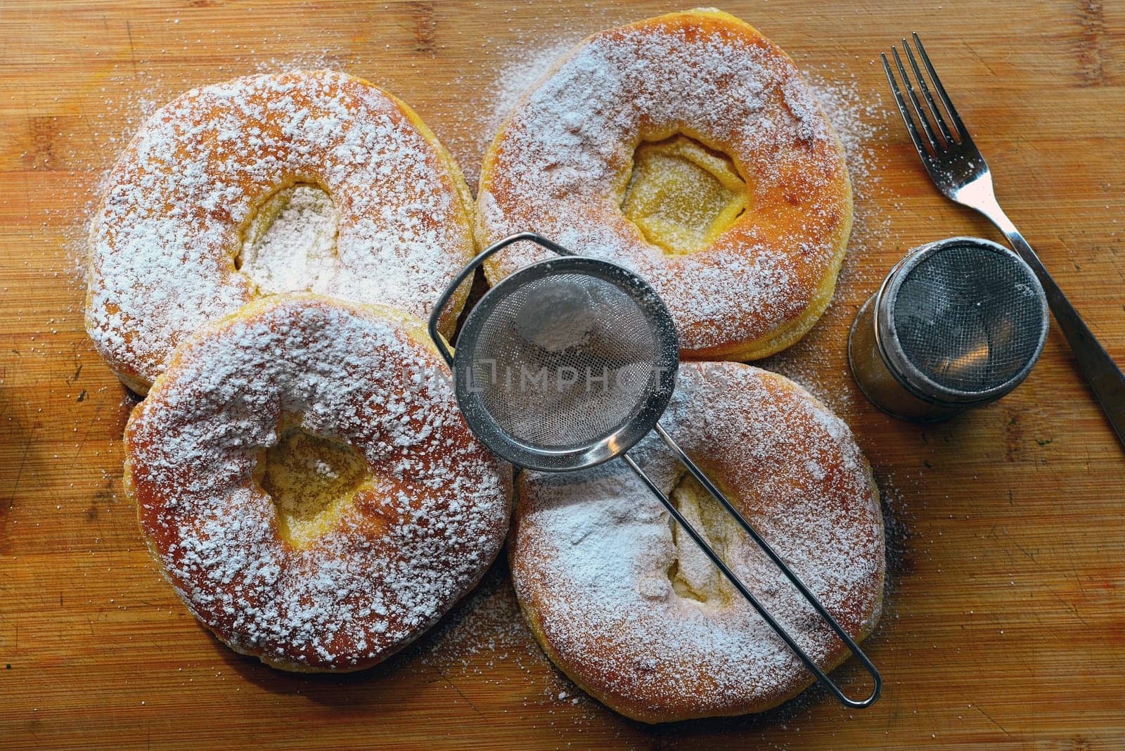 Photo freshly baked pulled out Küchle doughnuts with icing sugar