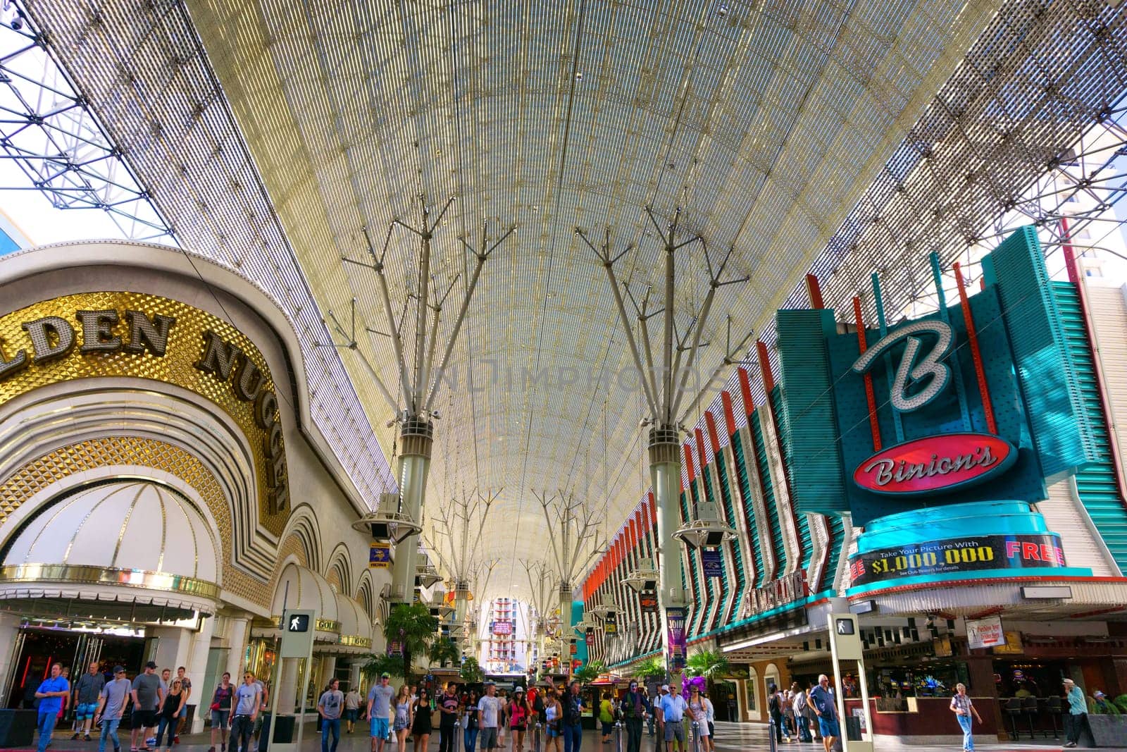 LAS VEGAS - SEPTEMBER 17: Tourists and casinos on Fremont Street in downtown Las Vegas on September 17, 2015