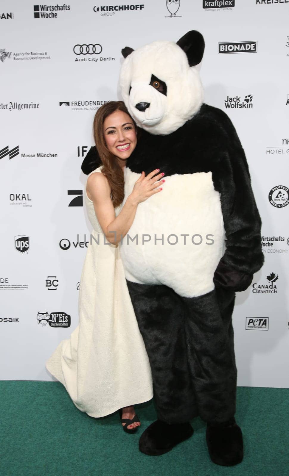 Anastasia Zampounidis mit auf dem Green Carpet vom Greetec Award in Berlin
