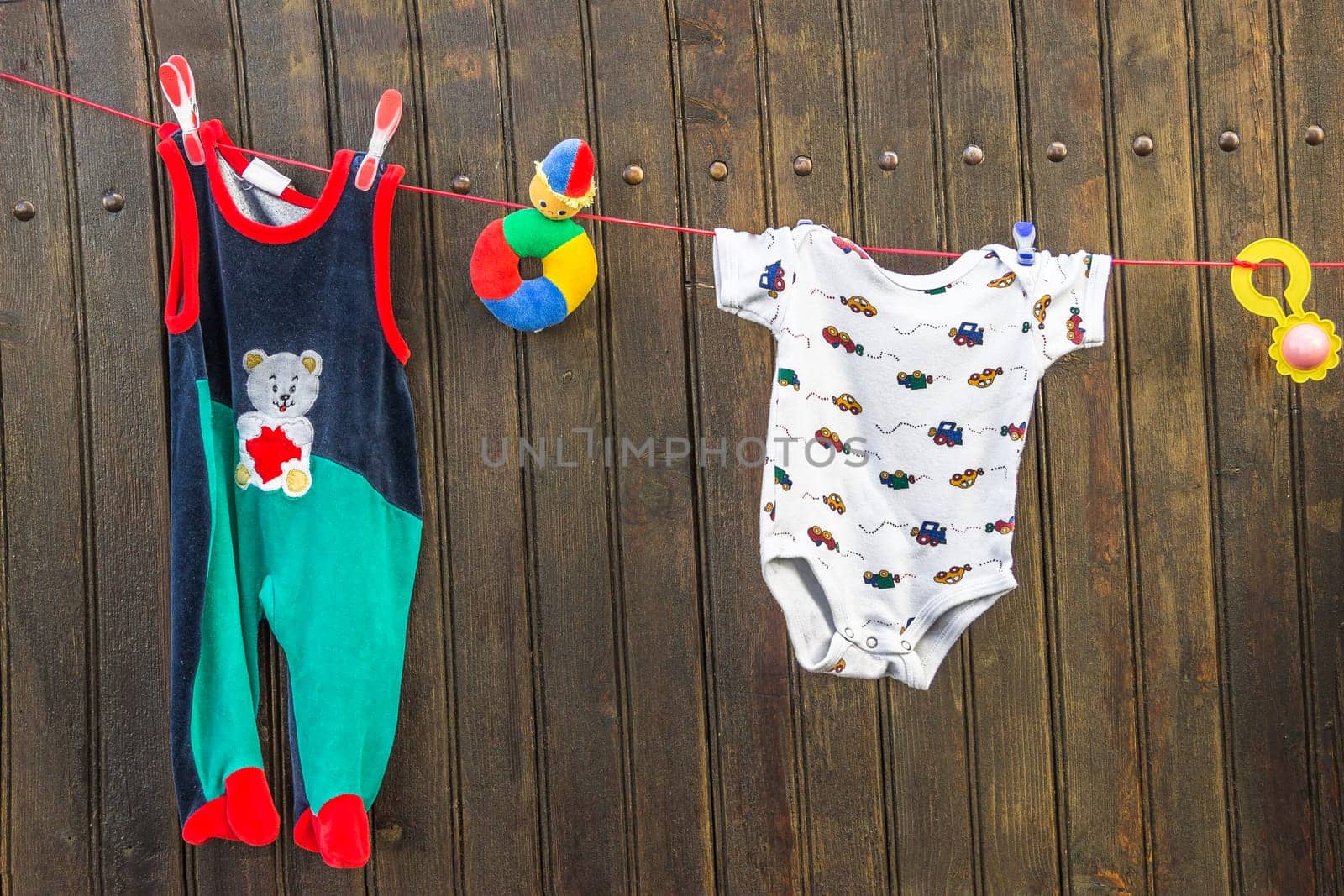 Clothesline with children's things in front of the courtyard gate
